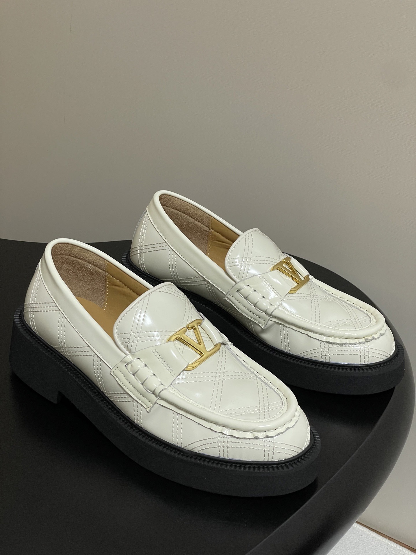 발렌티노 25 F/W 신상 메탈V버클 로퍼