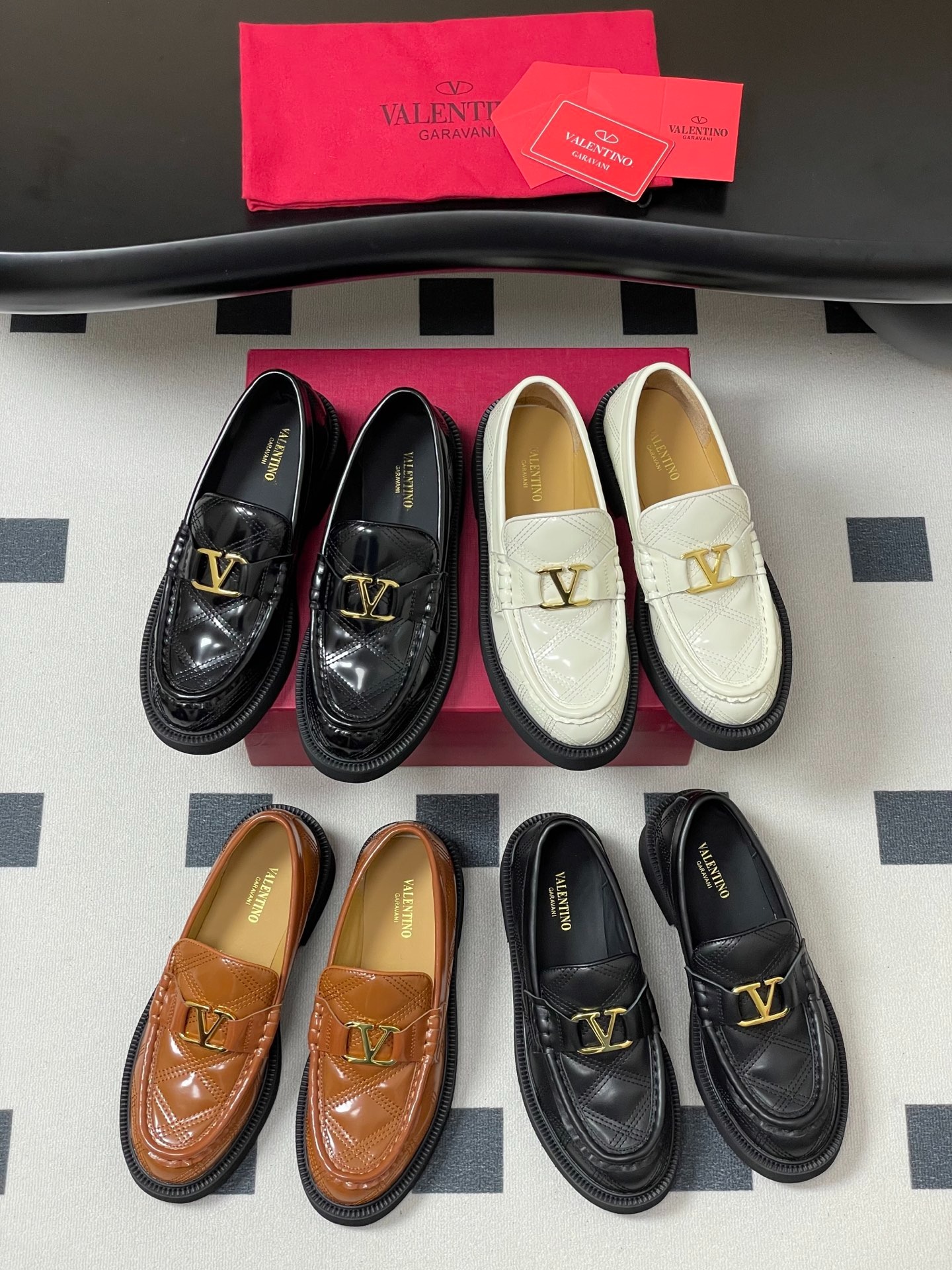 발렌티노 25 F/W 신상 메탈V버클 로퍼