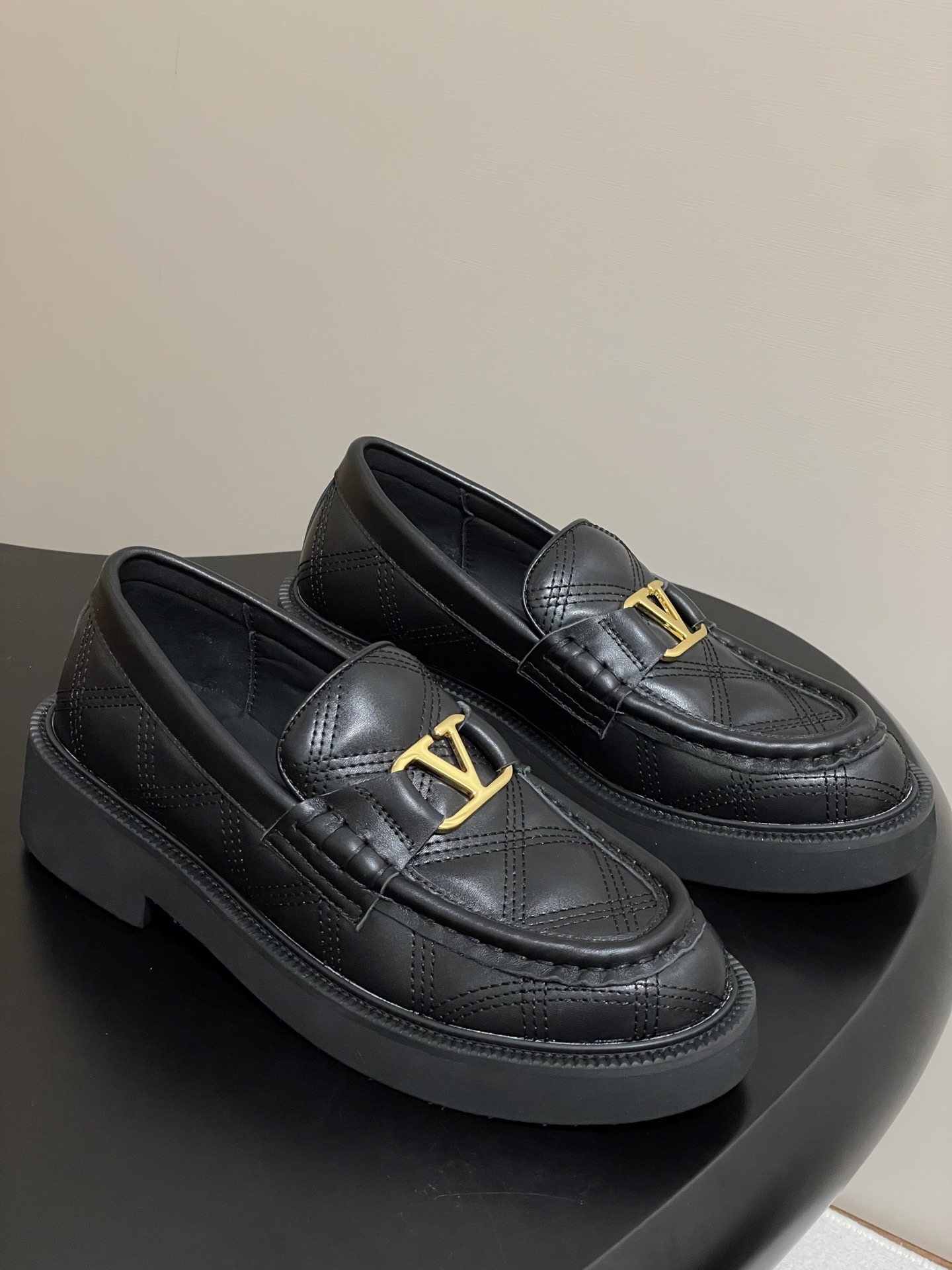 발렌티노 25 F/W 신상 메탈V버클 로퍼