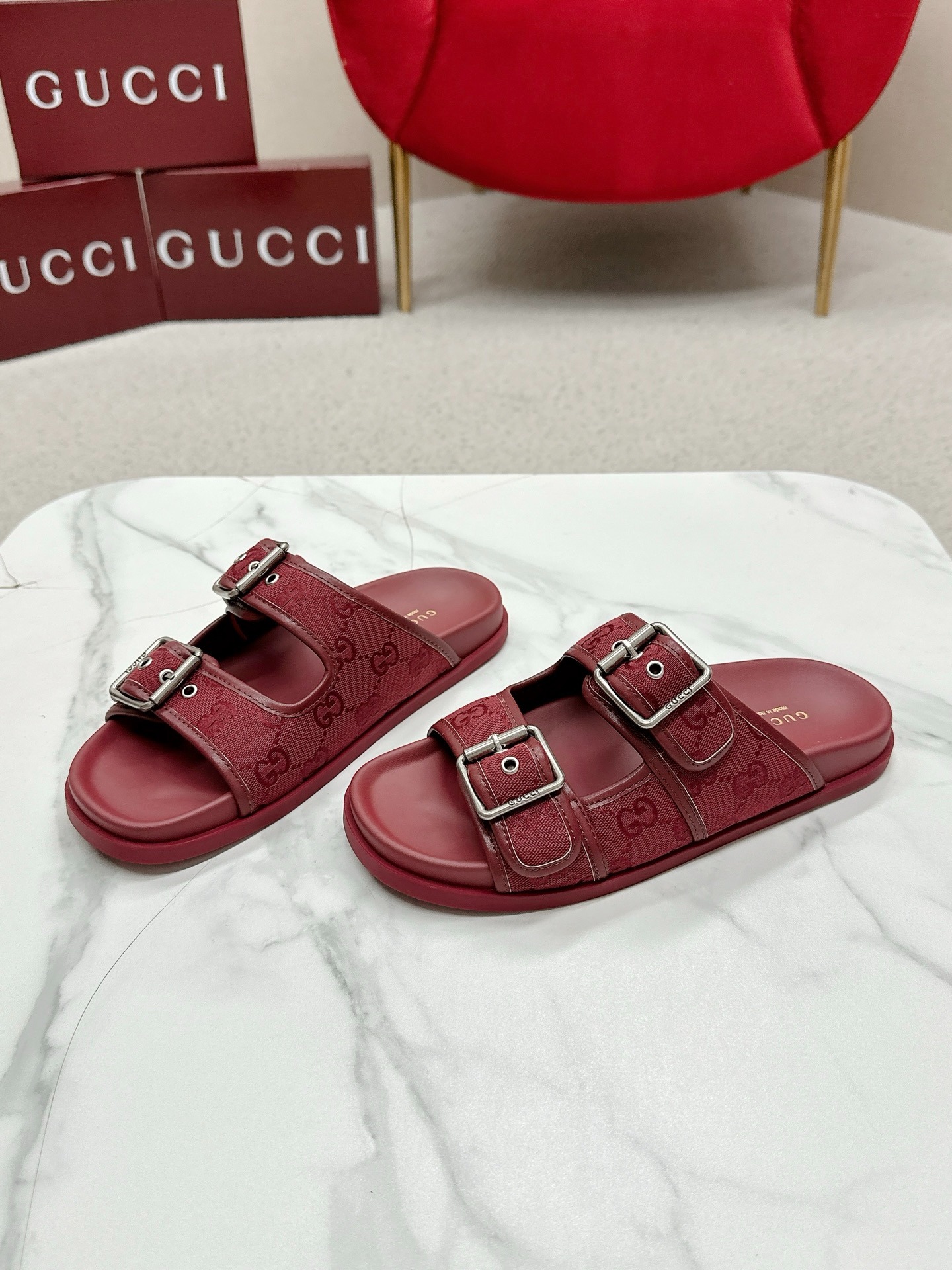 구찌 25 신상 GG 클래식 올드 캔버스 비치 샌들