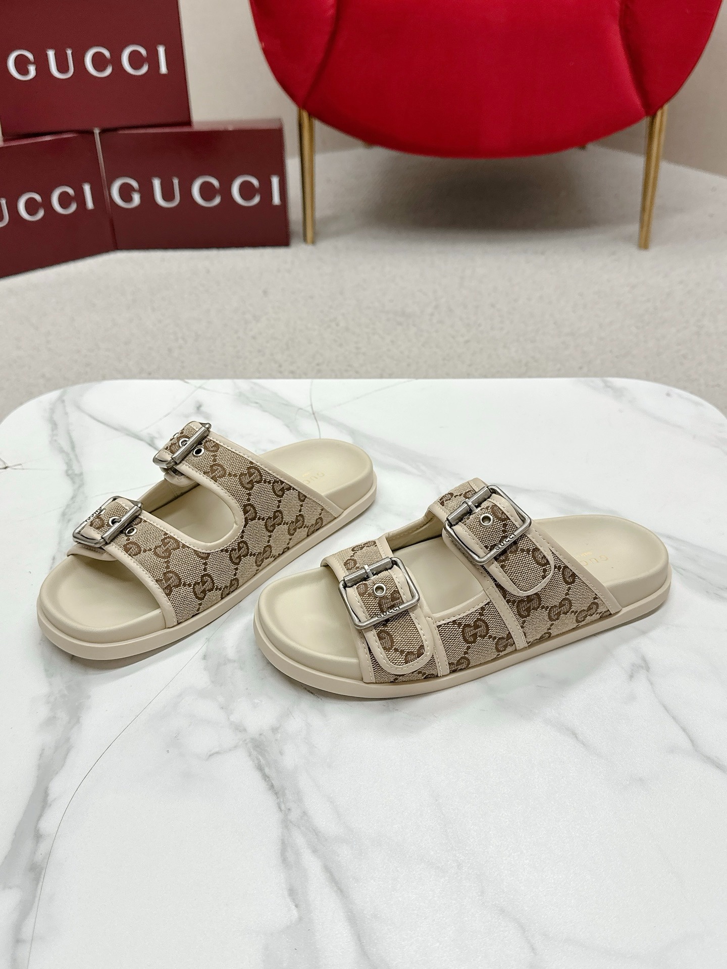 구찌 25 신상 GG 클래식 올드 캔버스 비치 샌들