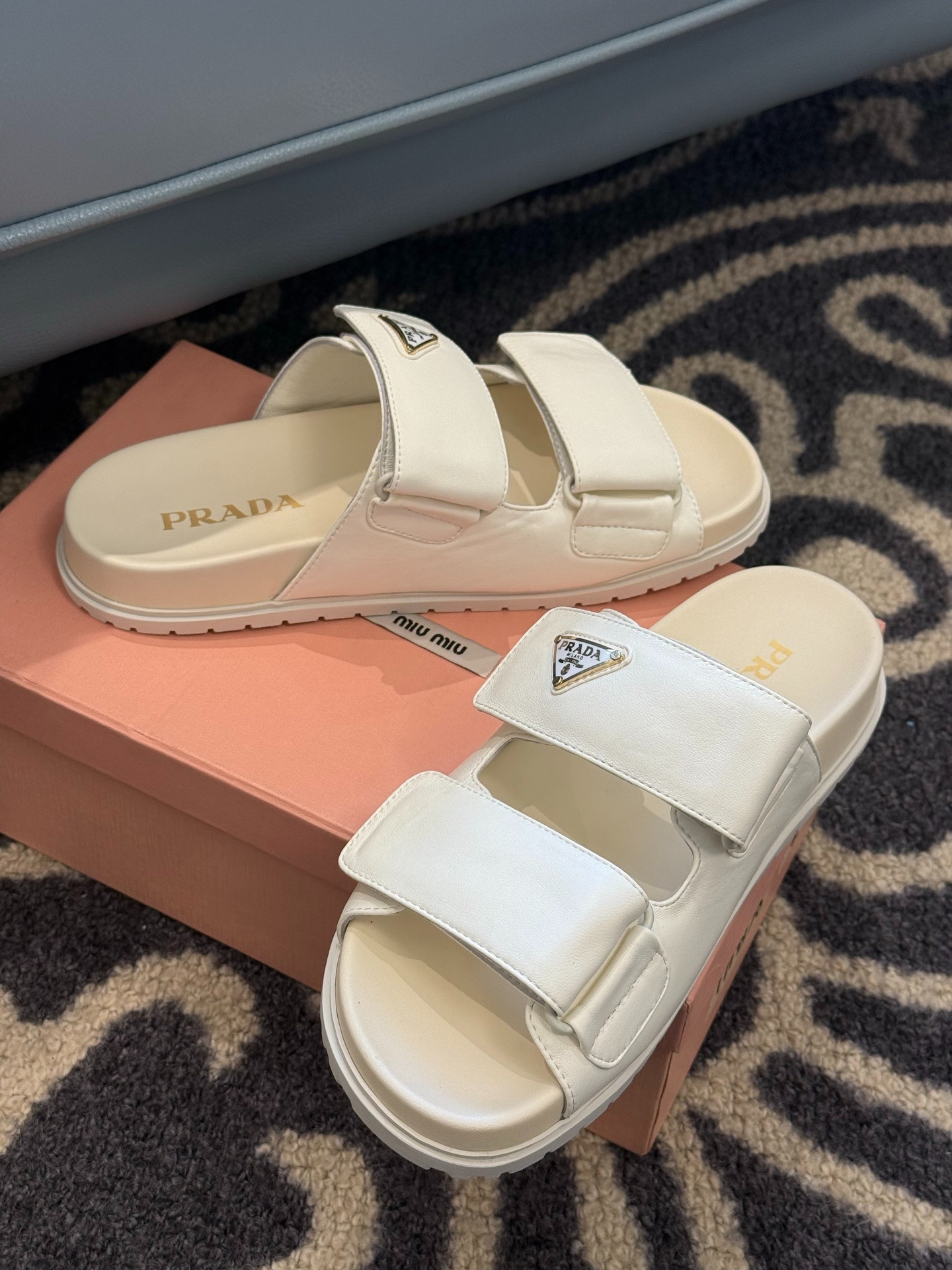 프라다 25 신상 양가죽 슬리퍼