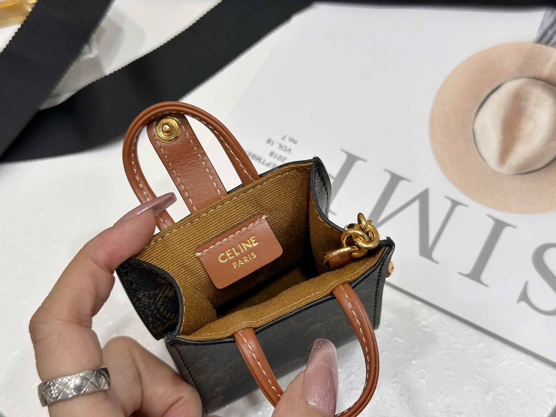 셀린느 마이크로 버티컬 카바스 백