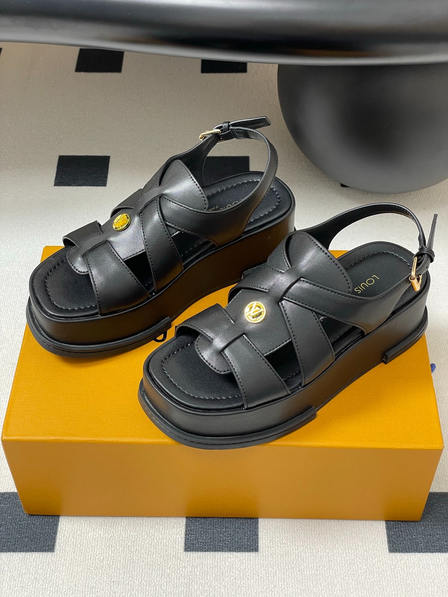 루이비통 25Ss 봄여름 신상 MAYA FLATFORM 샌들
