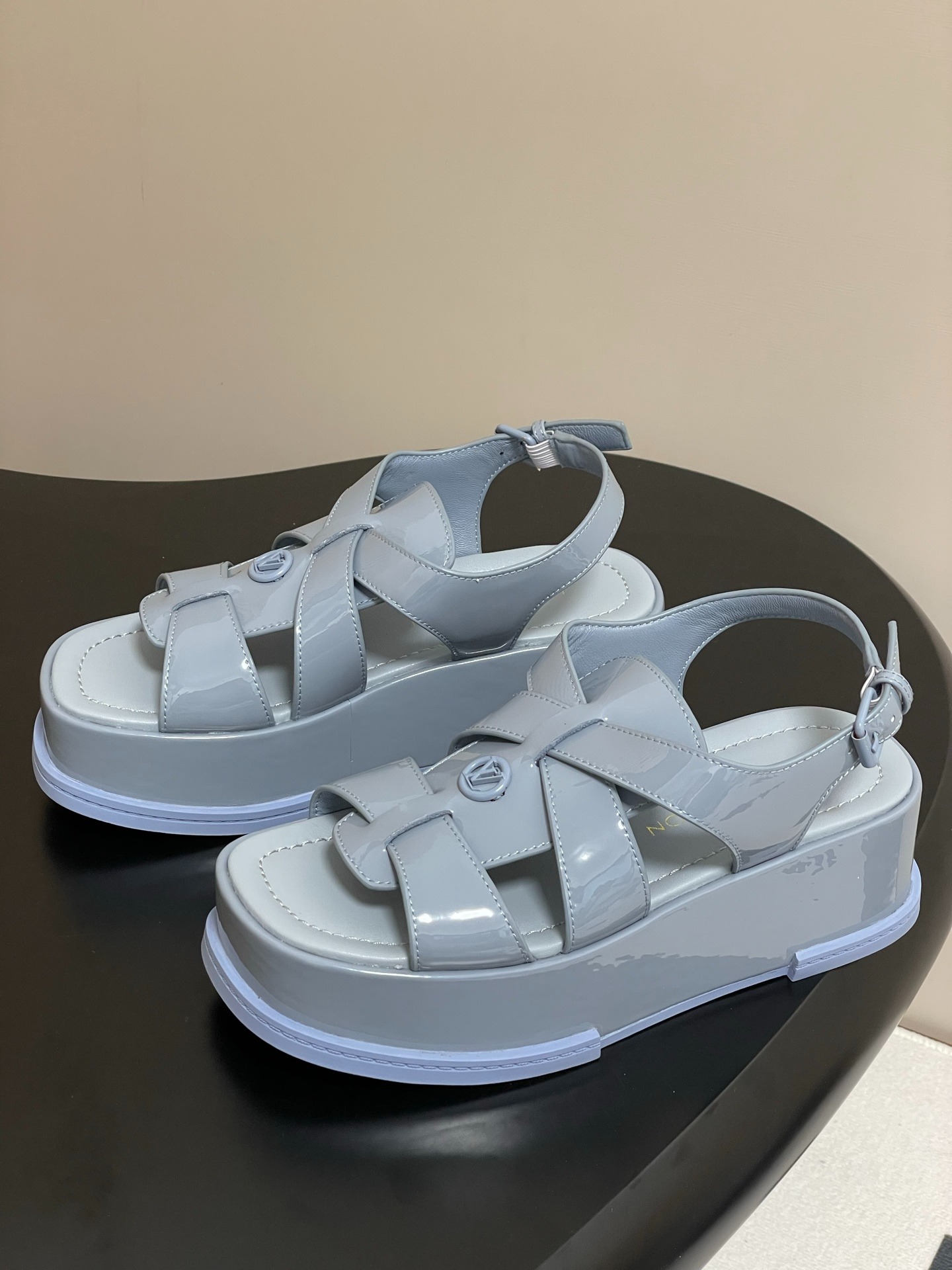루이비통 25Ss 봄여름 신상 MAYA FLATFORM 샌들