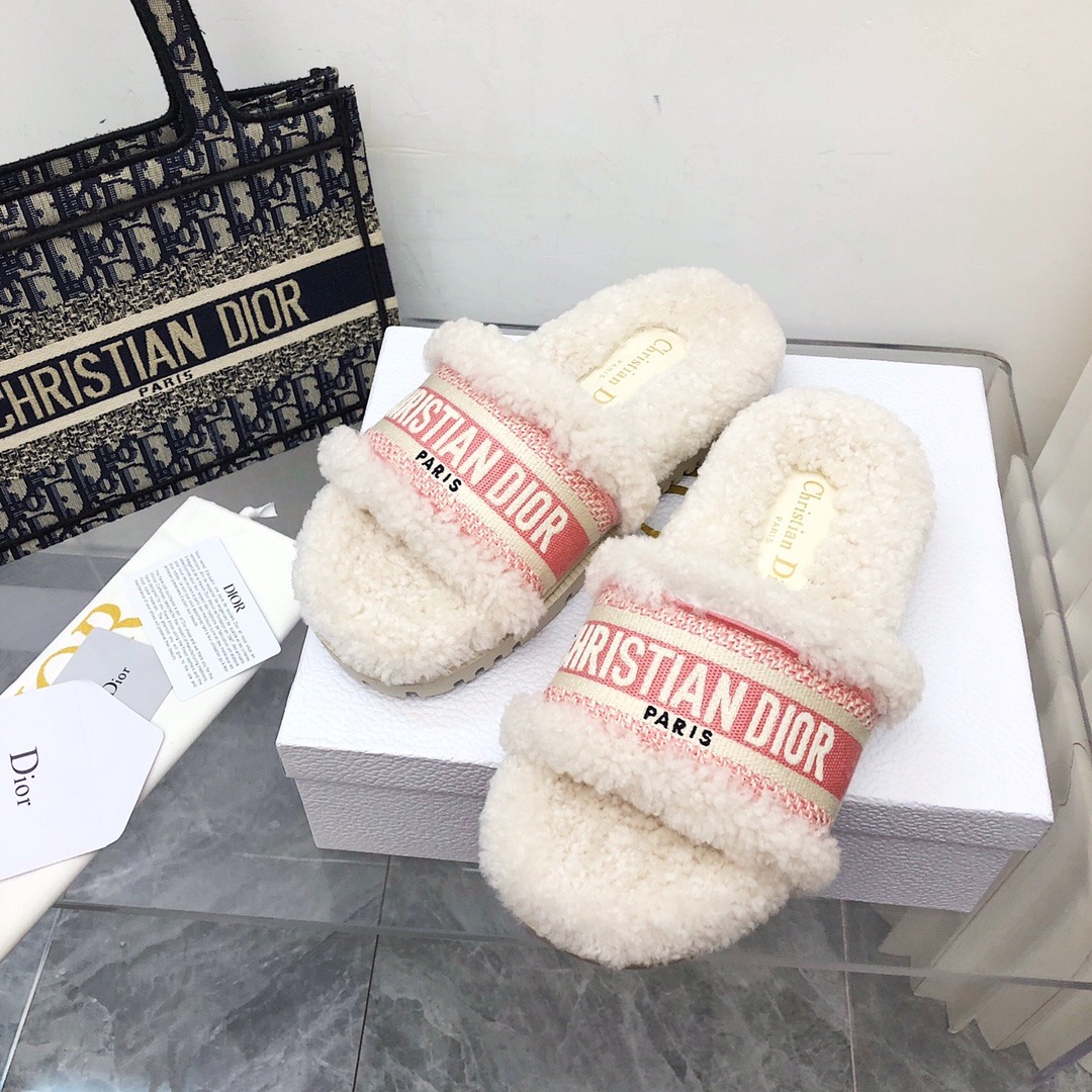 디올 신상 자수 슬리퍼