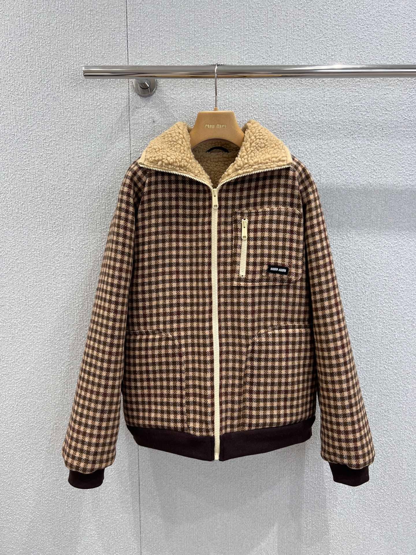 미우미우 25FW 신상 하운드투스 체크 패딩 점퍼