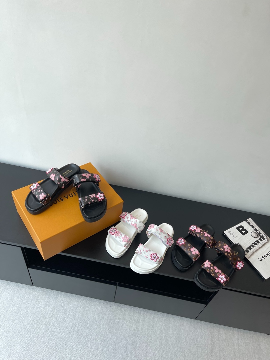 루이비통 봄여름 신상 콜라보레이션 슬리퍼