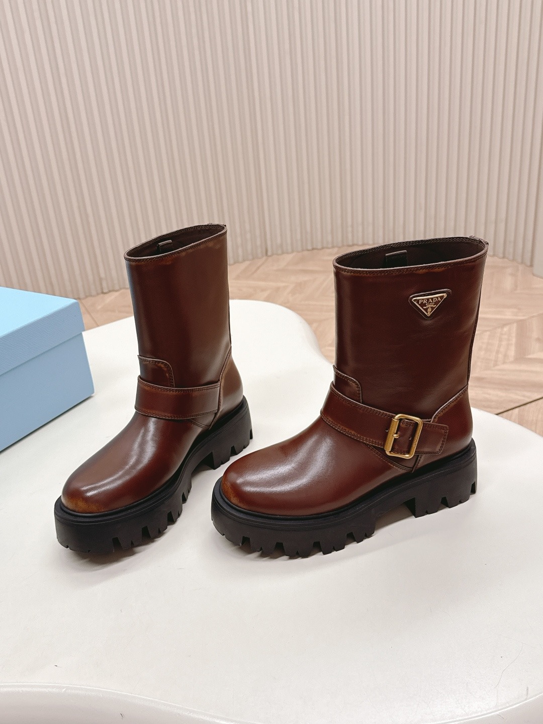 프라다 클래식 앵클 부츠컷