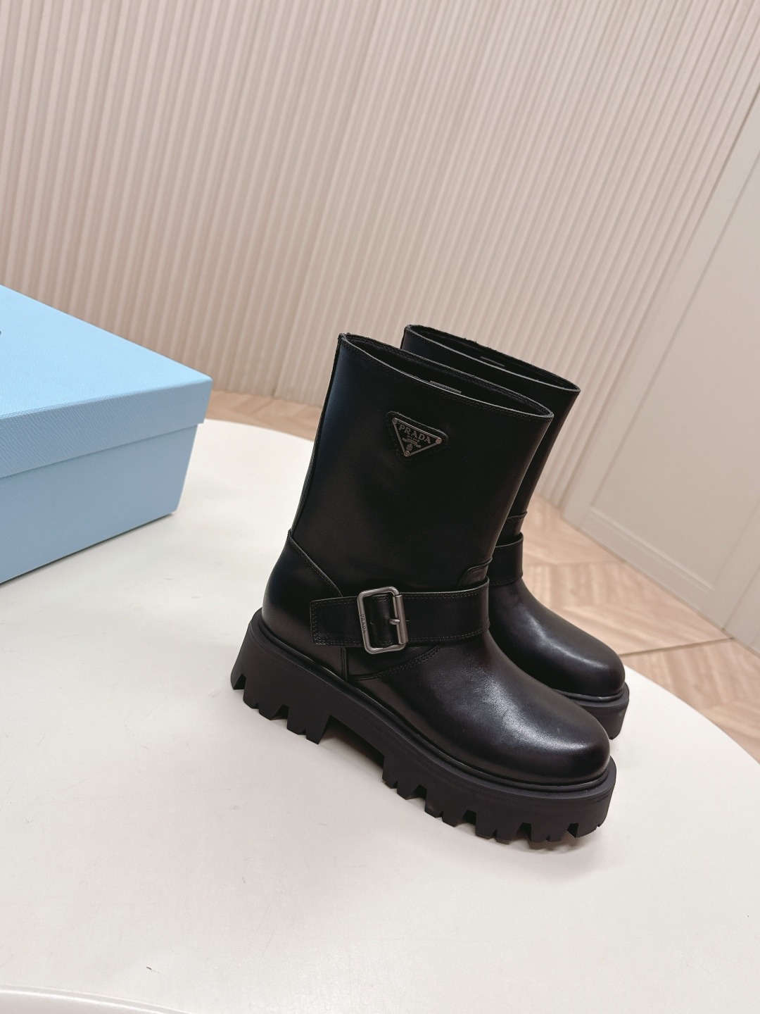 프라다 클래식 앵클 부츠컷