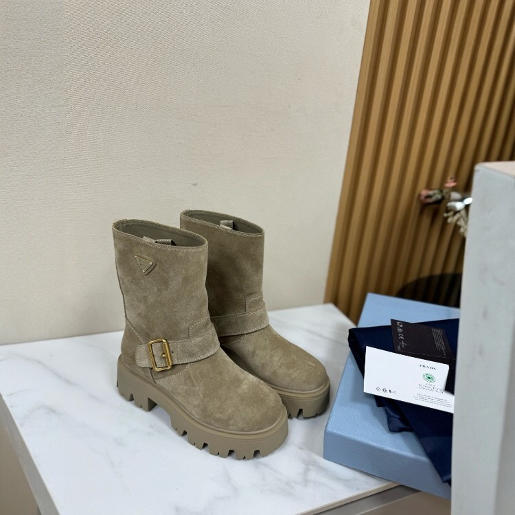 프라다 트라이앵글 로고 가죽 부티 러버솔