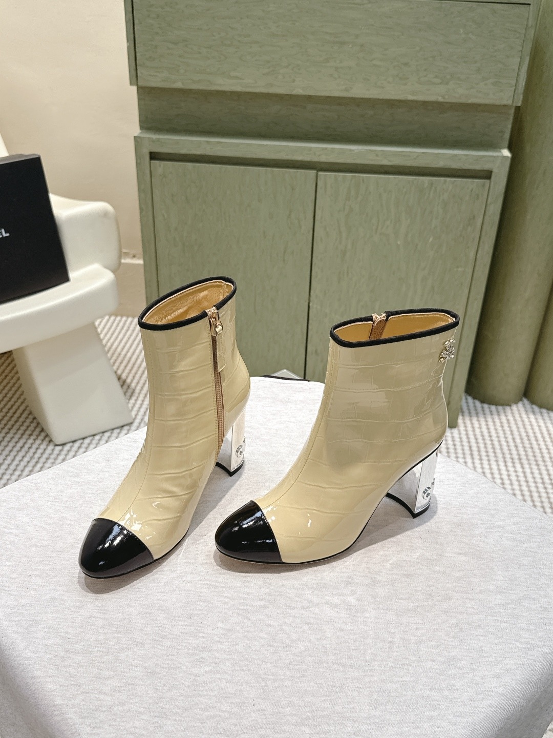 샤넬 투톤 배색 앵클부츠