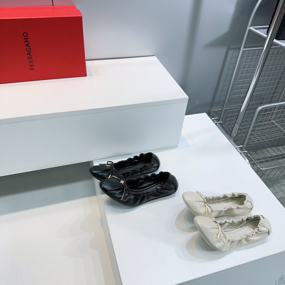 프라다 25 봄여름 신상 뒤 밴딩 발레 슈즈