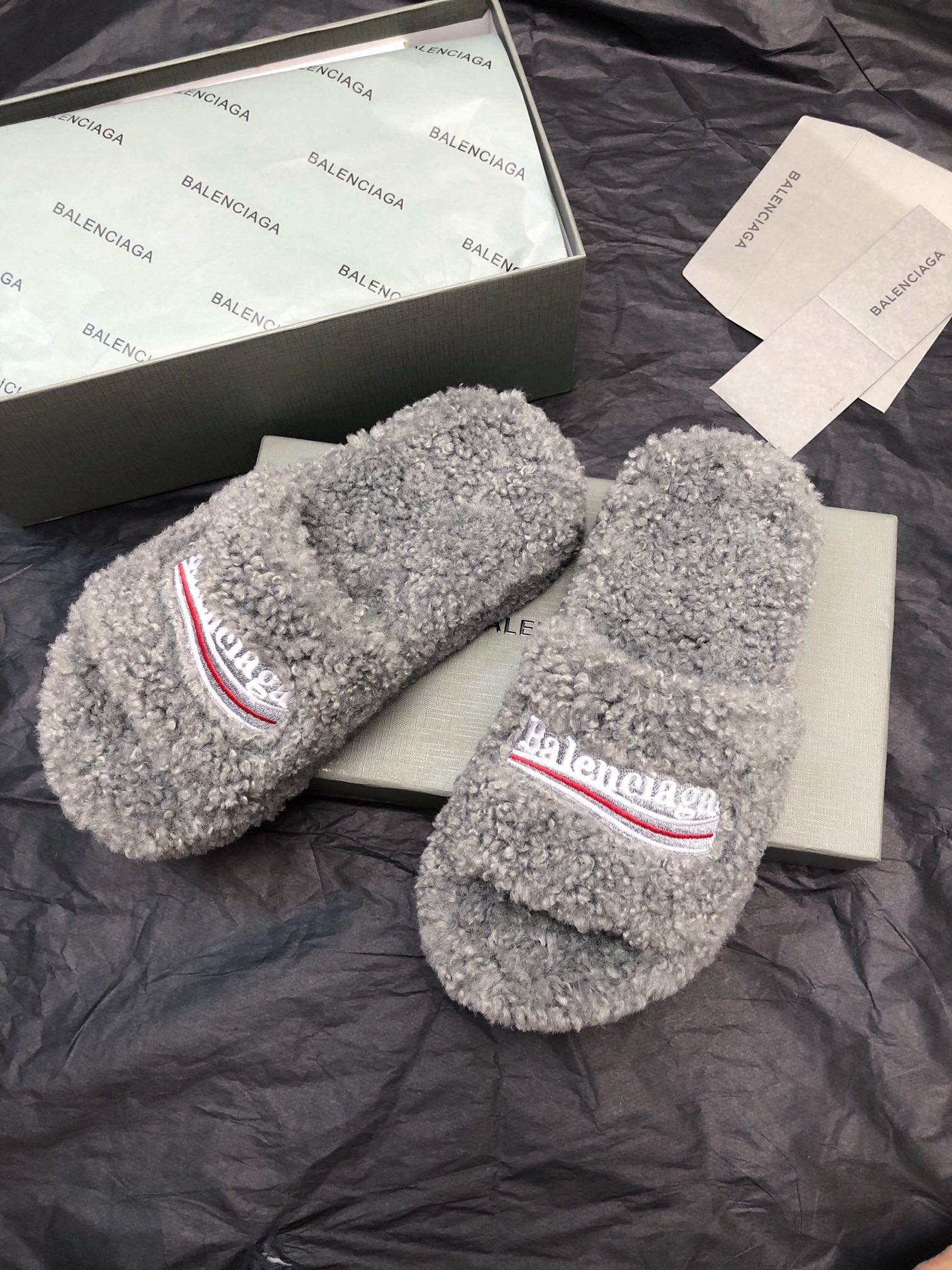발렌시아가 신상 겨울 통굽 퍼 슬리퍼