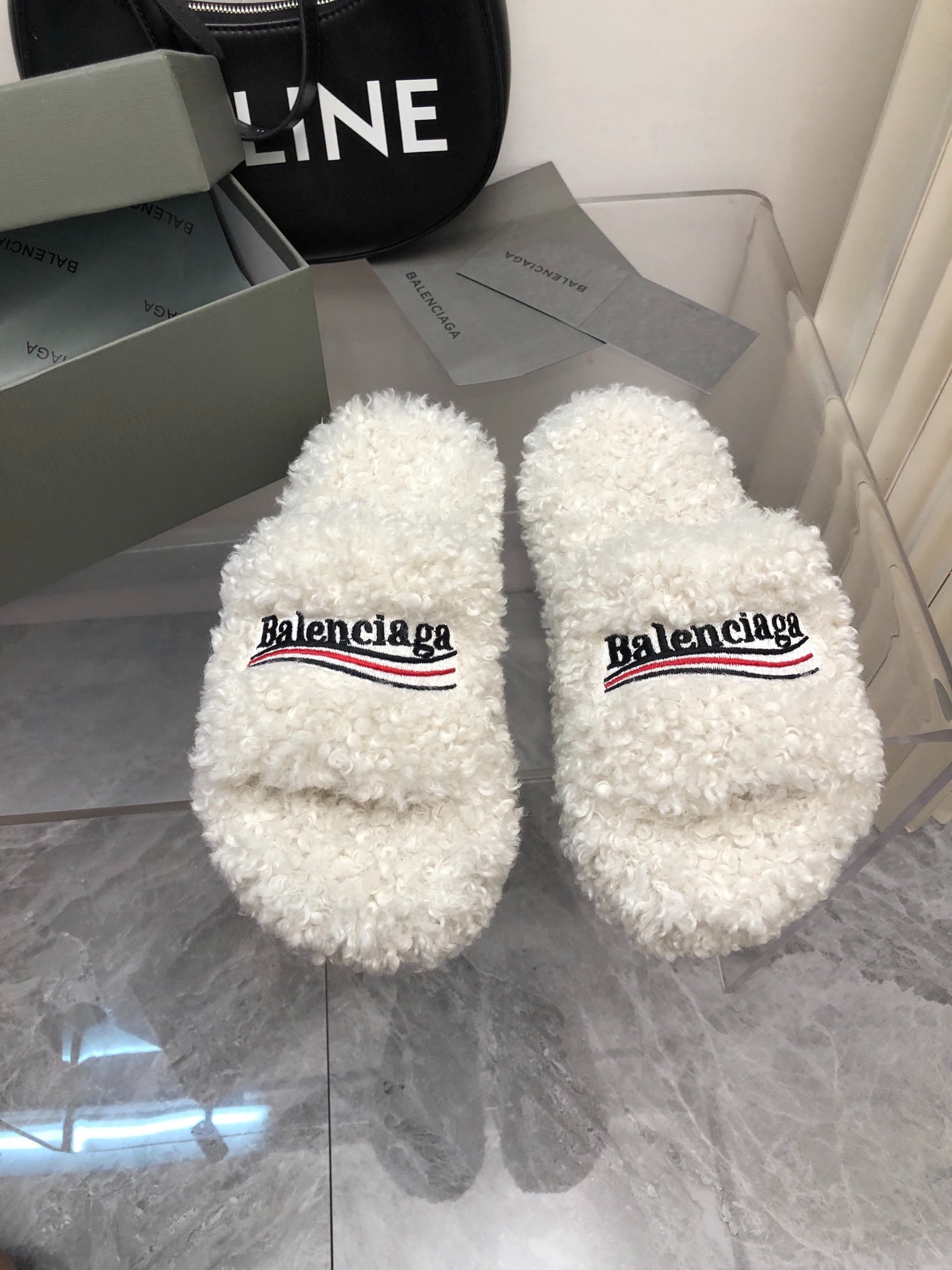 발렌시아가 신상 겨울 통굽 퍼 슬리퍼
