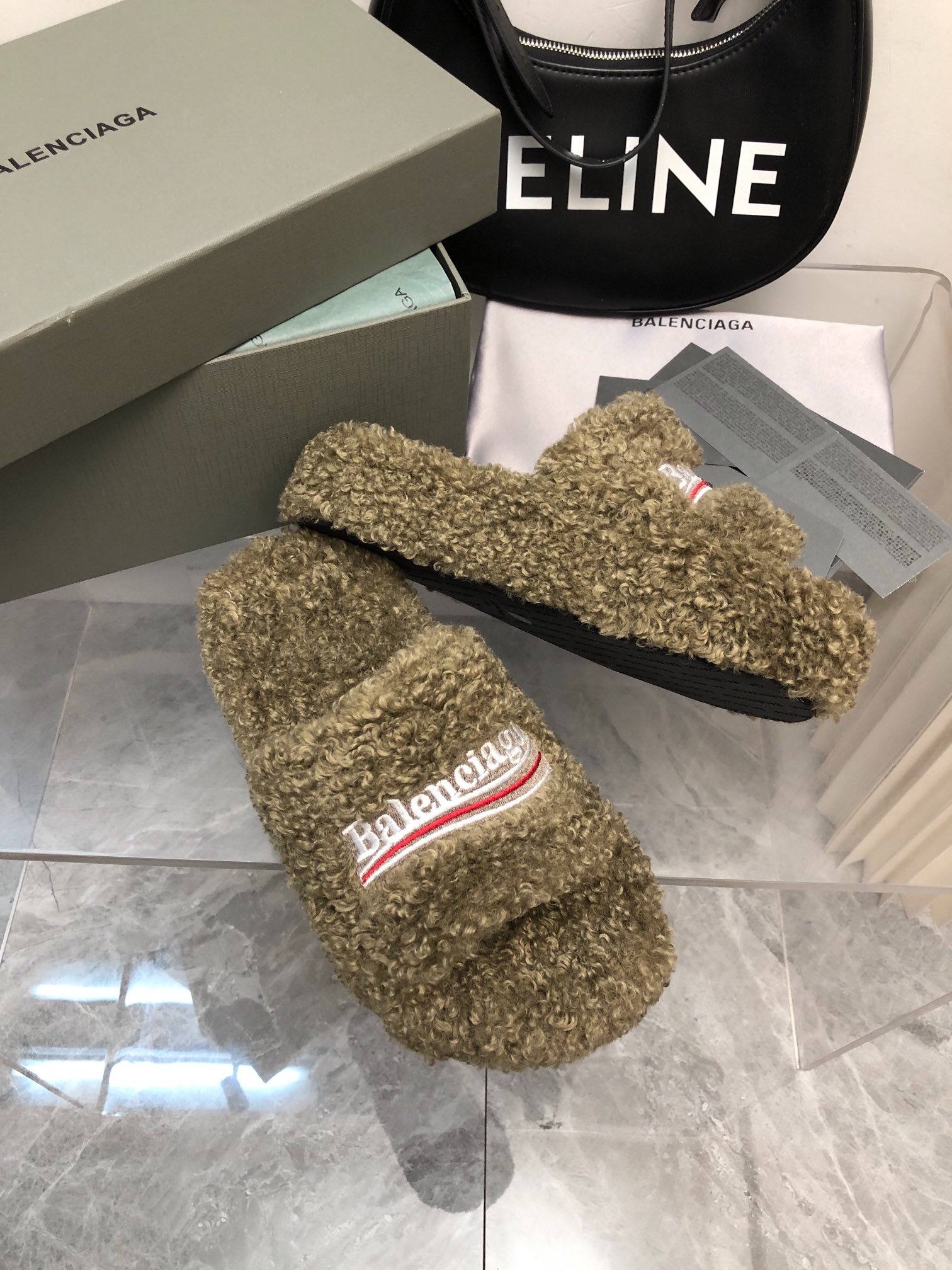 발렌시아가 신상 겨울 통굽 퍼 슬리퍼