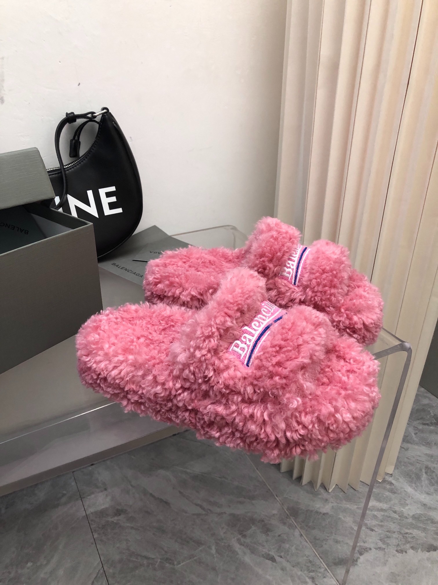 발렌시아가 신상 겨울 통굽 퍼 슬리퍼