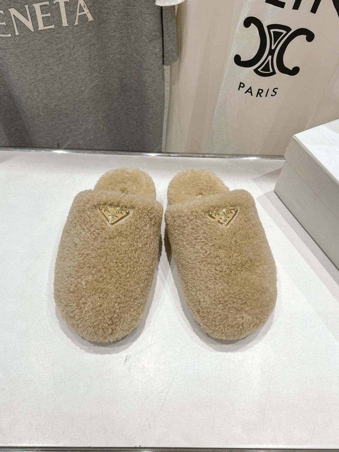 프라다 25ss 신상 양털 슬리퍼