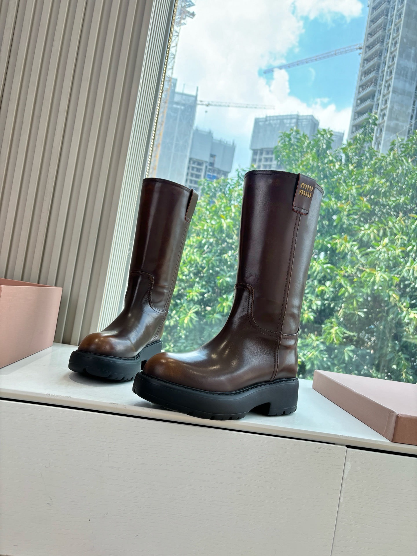 미우미우 25 신상 통굽 라이더 부츠