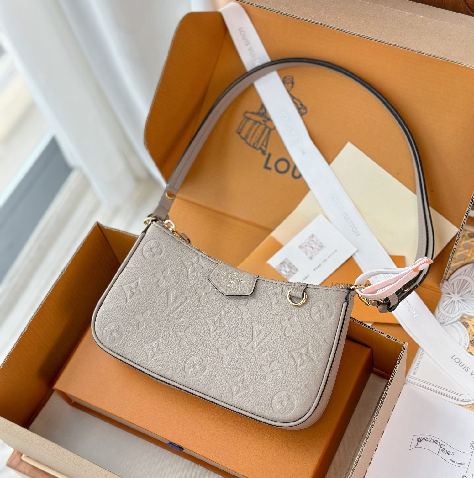 루이비통 이지 파우치 온 스트랩 백