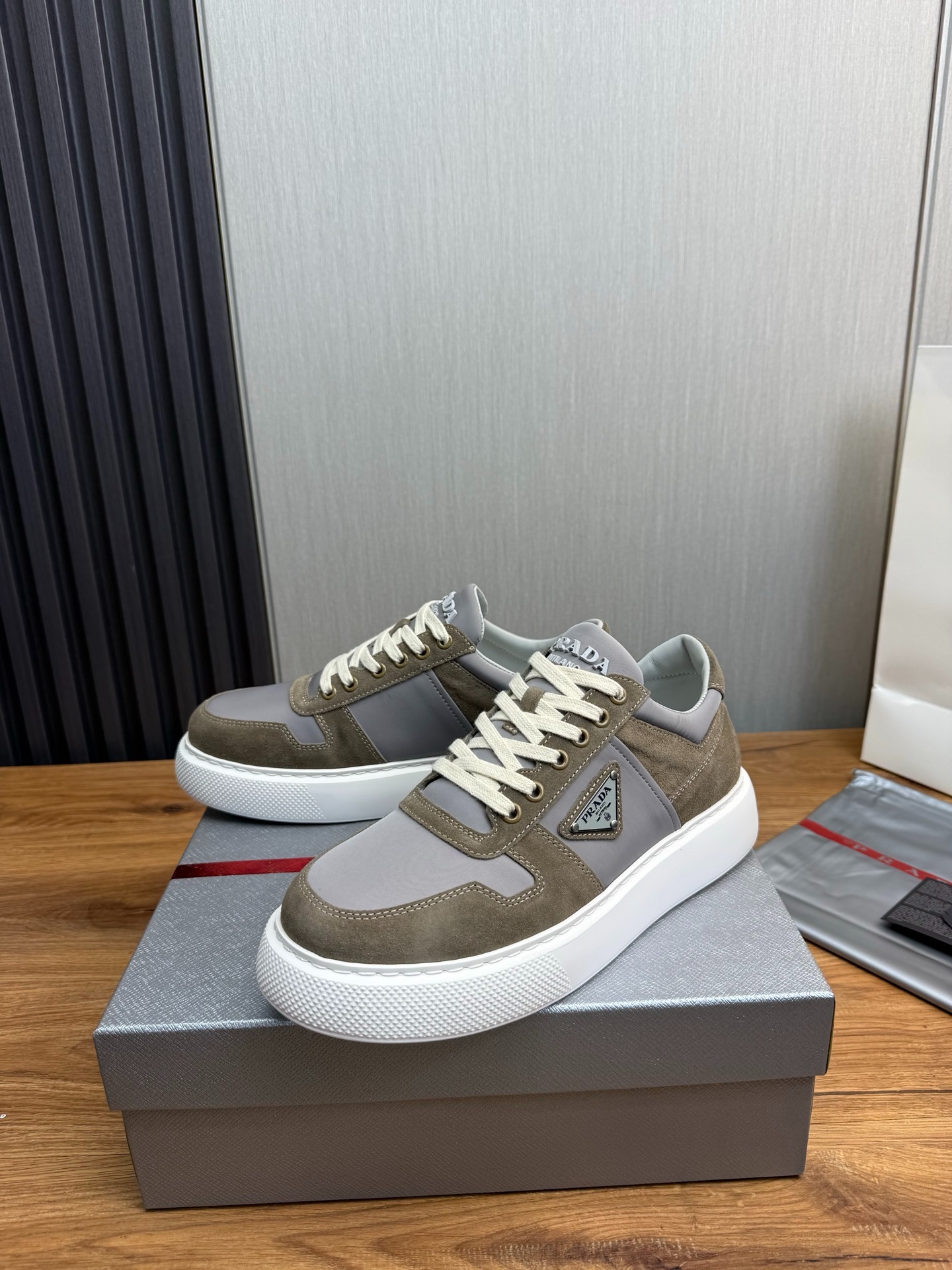 프라다 신상 남성 스니커즈