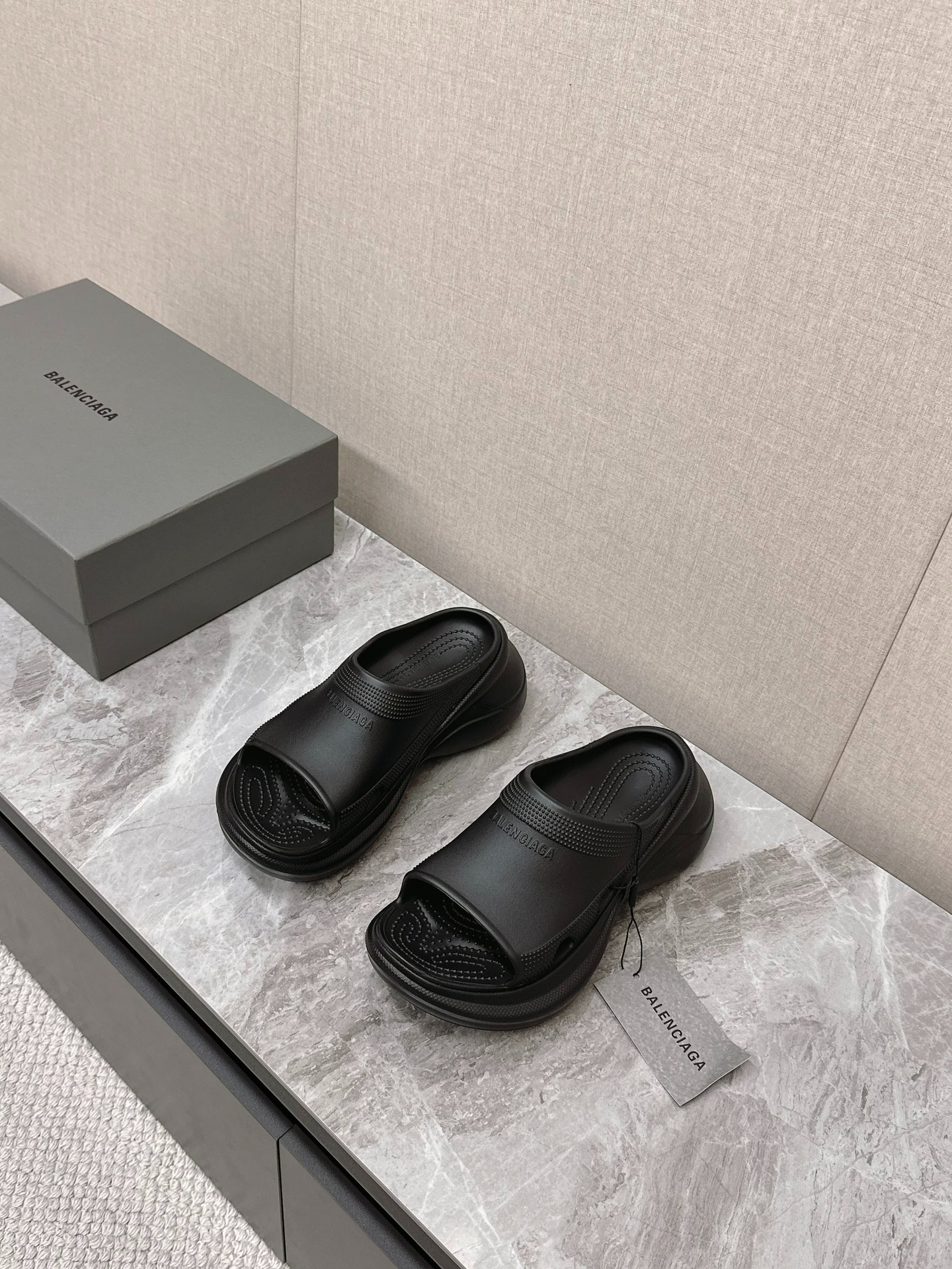 발렌시아가 봄여름 신상 슬리퍼