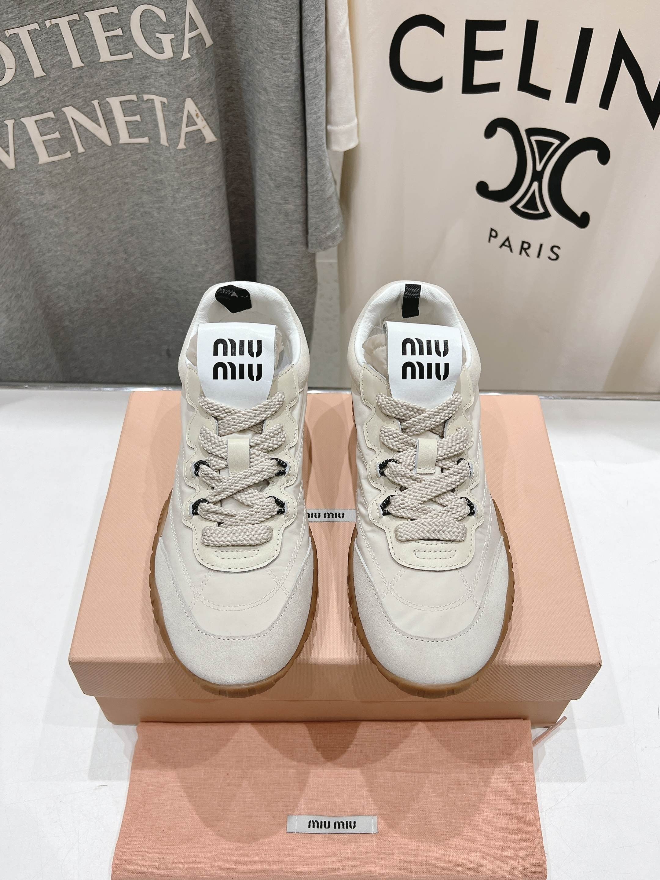 미우미우 2025ss 최신형 통굽 스니커즈