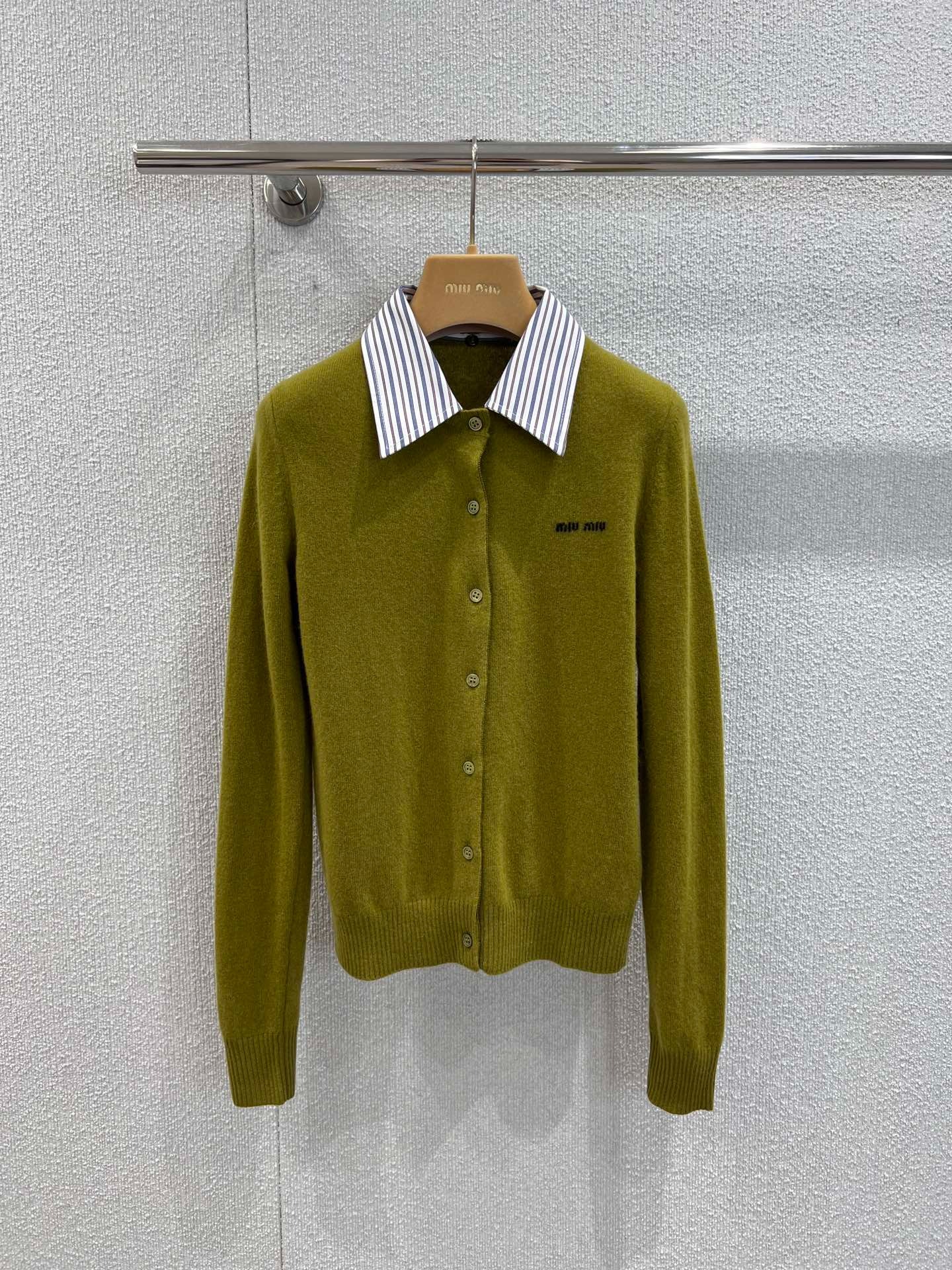 미우미우 25Fw 신상 니트 가디건