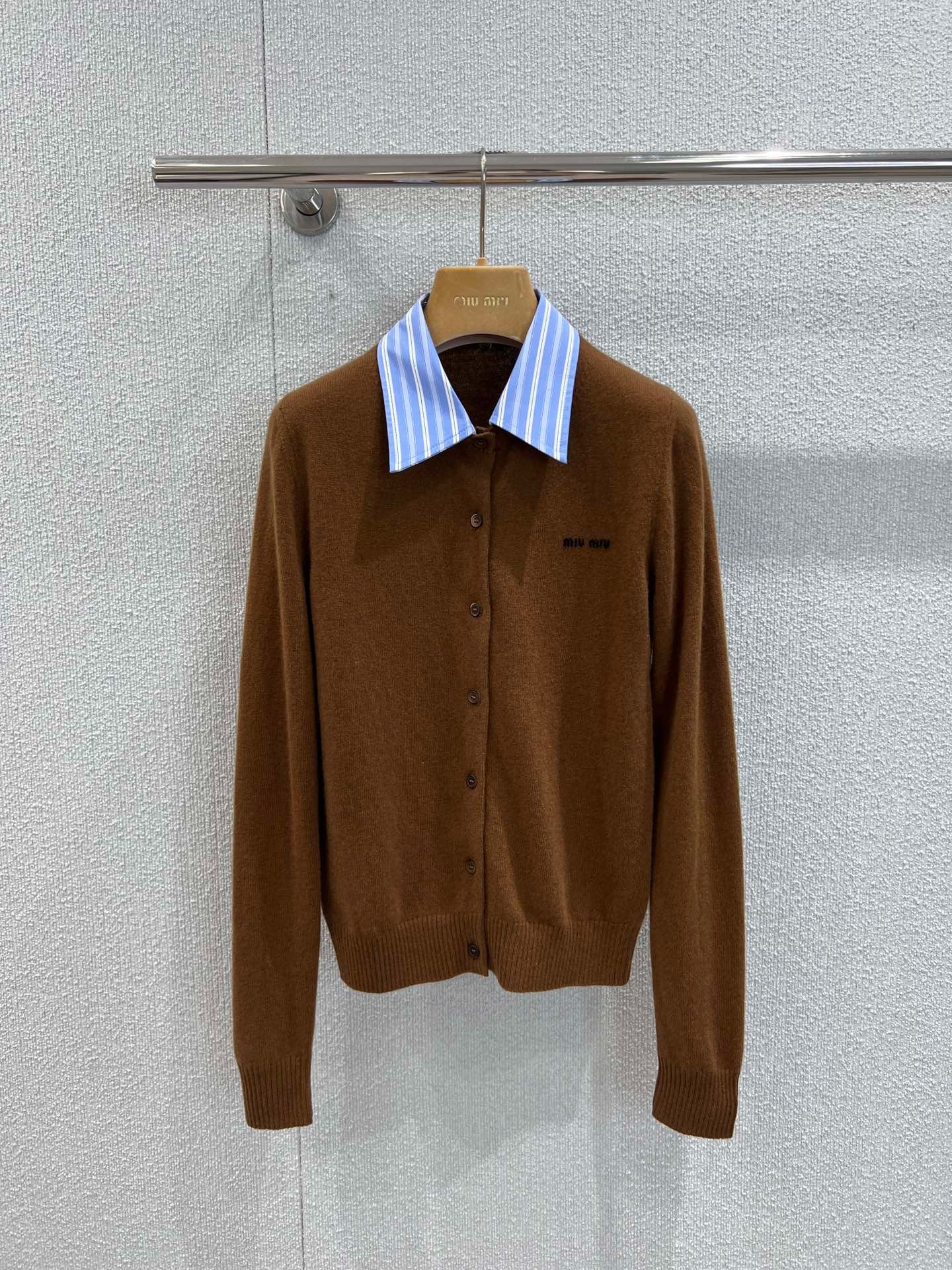 미우미우 25Fw 신상 니트 가디건