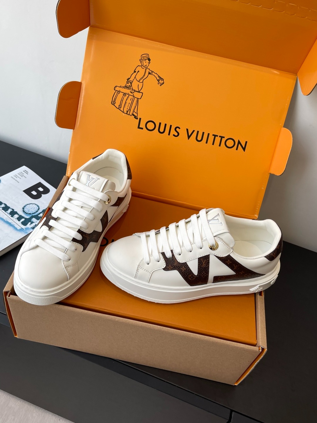 루이비통 캐주얼 스니커즈