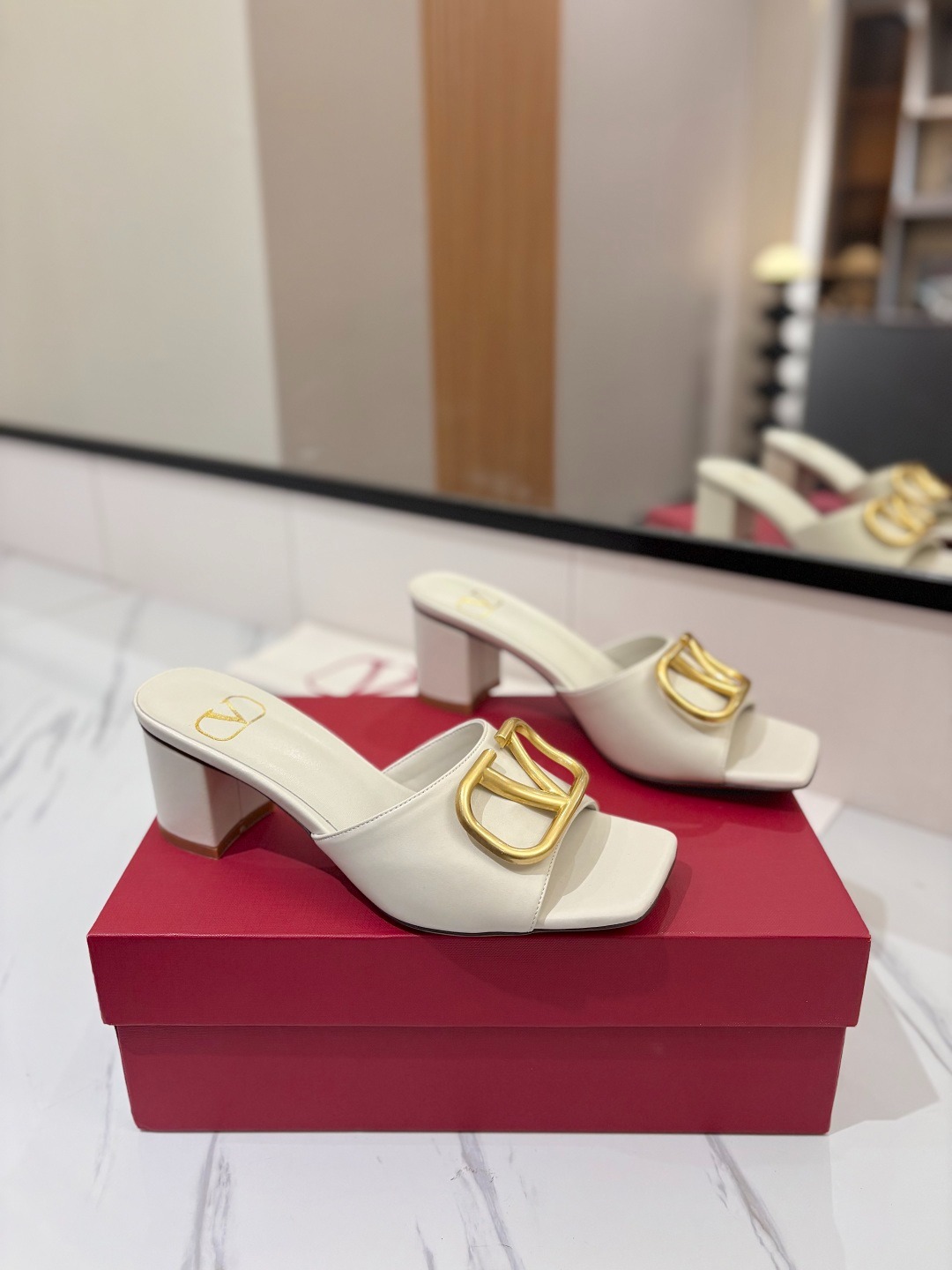 발렌티노 신상 버클 슬리퍼