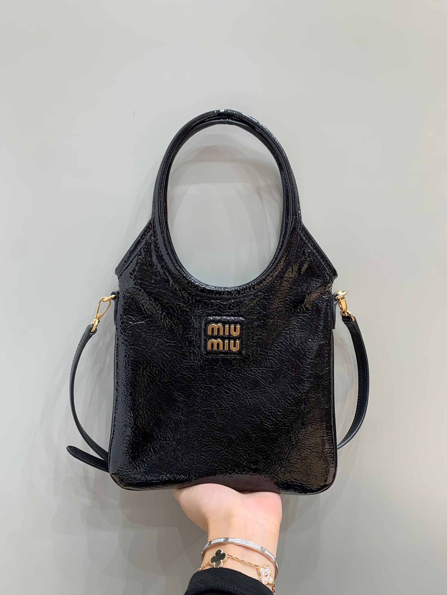 미우미우 미니 토트 에나멜 백 5BA281