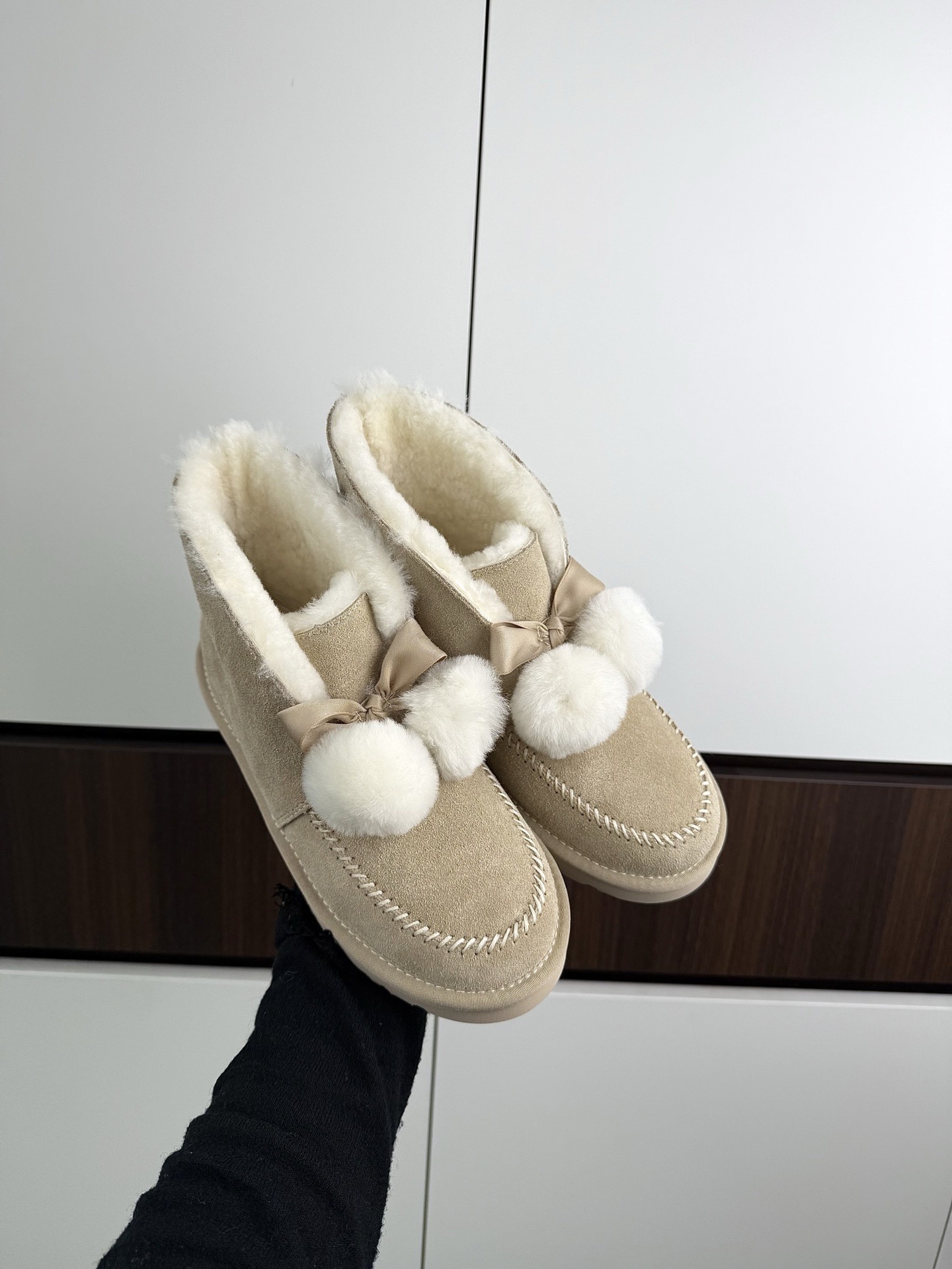 어그 캐린 퍼방울 리본 부츠