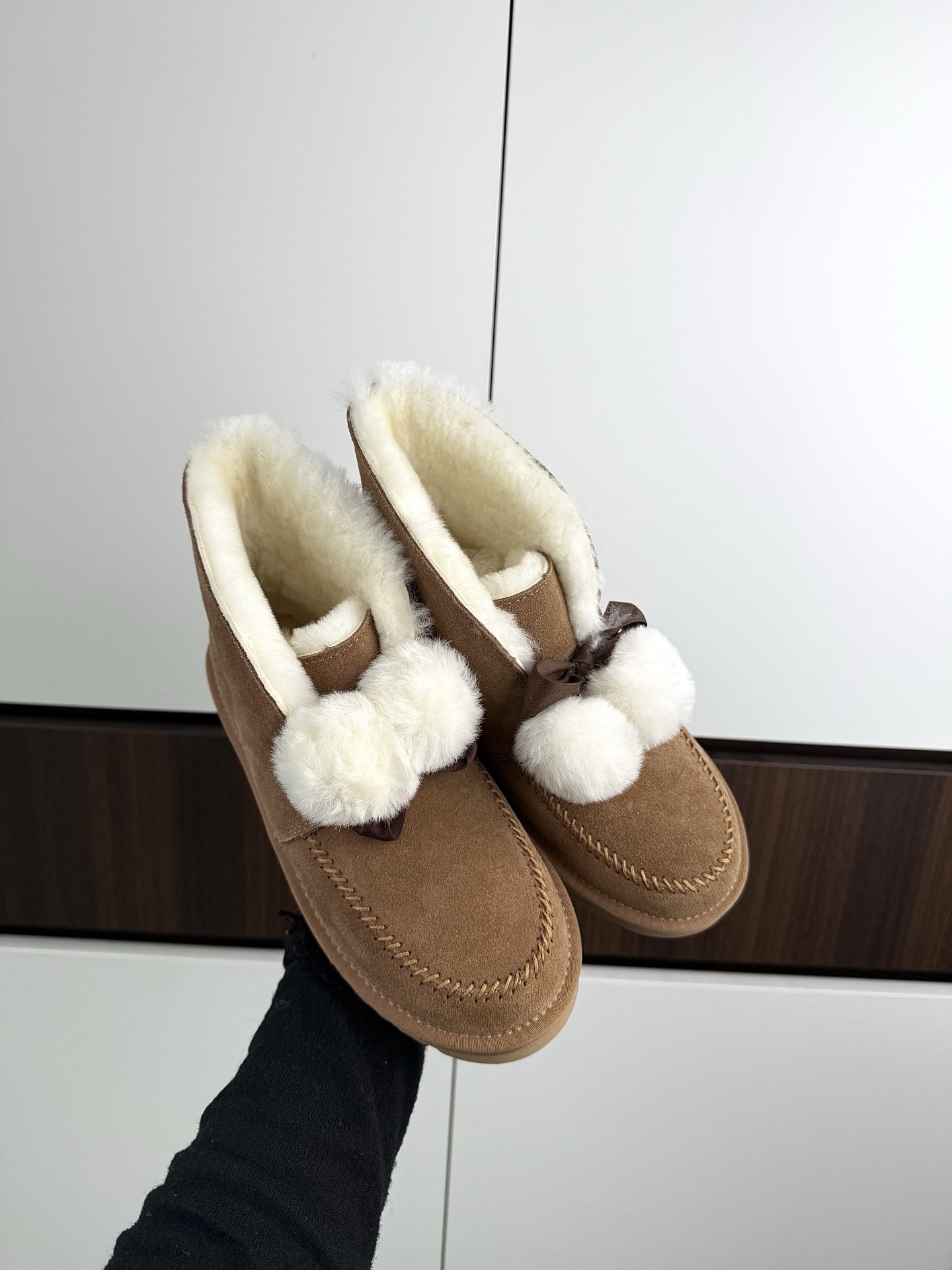 어그 캐린 퍼방울 리본 부츠