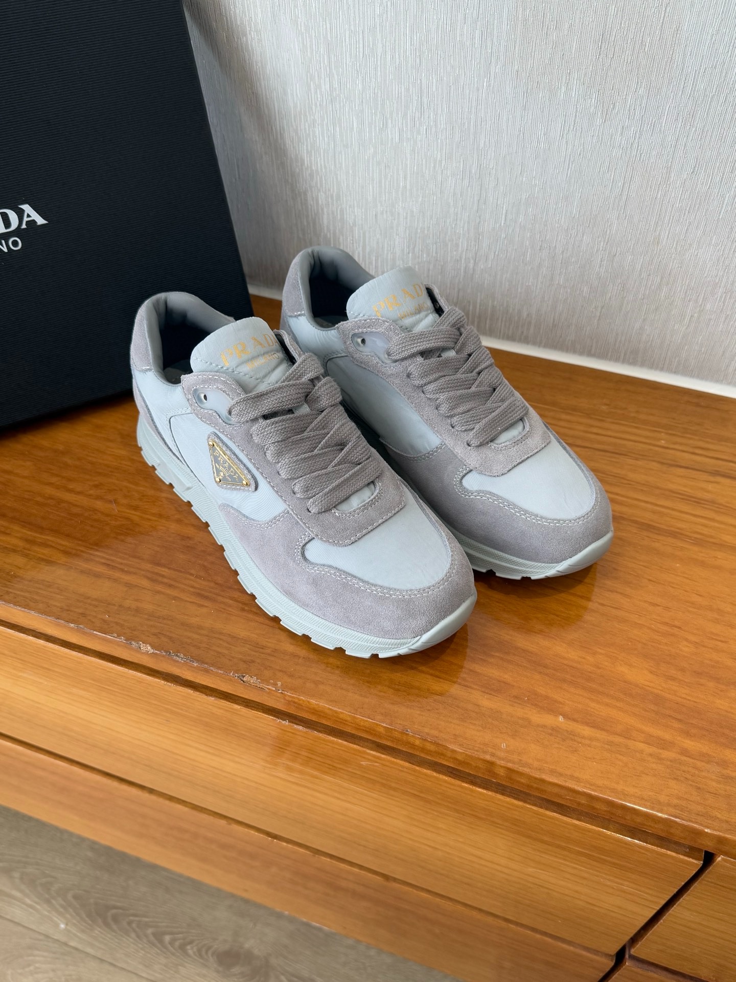 프라다  봄여름 삼각 로고 스니커즈