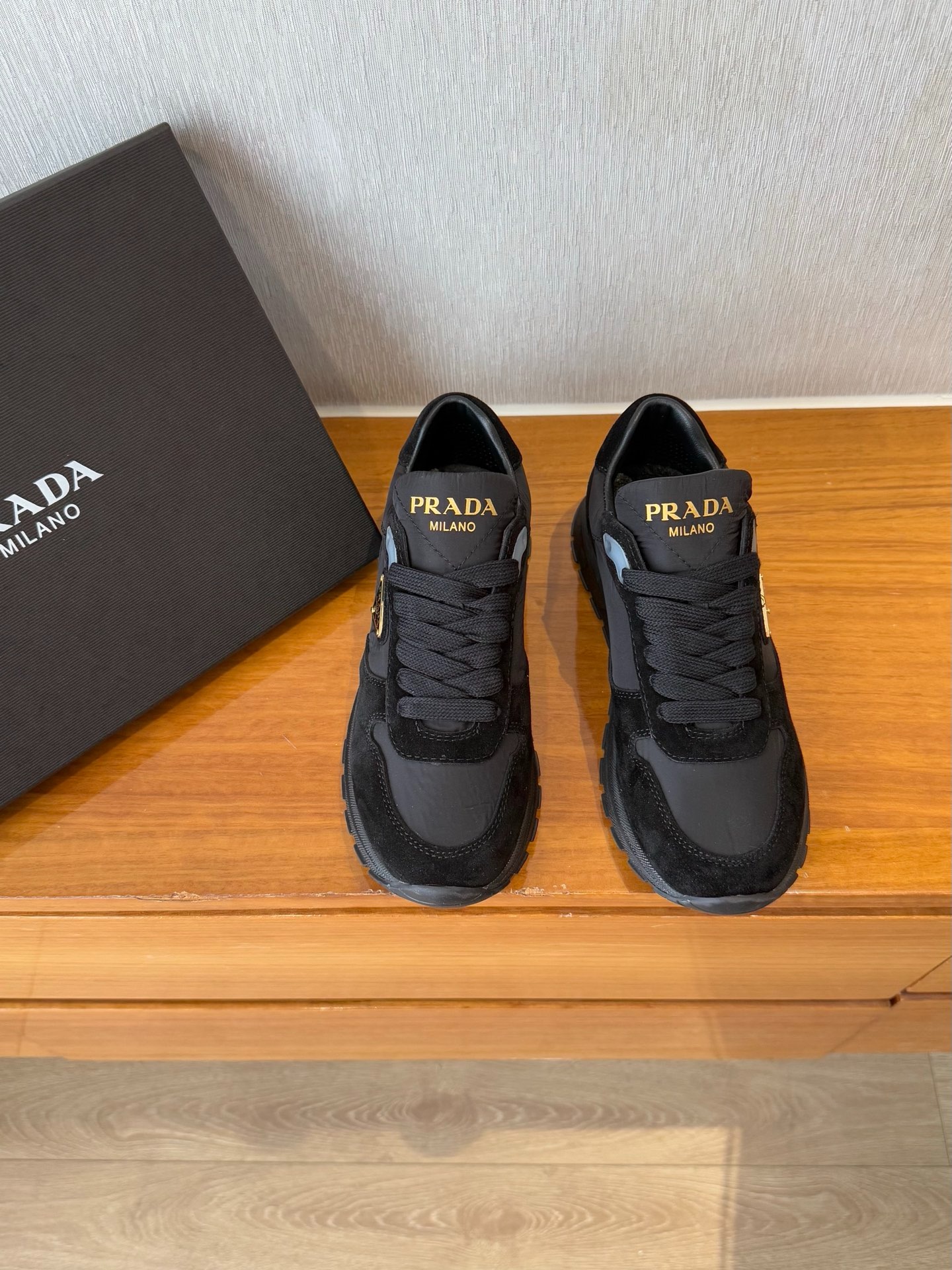 프라다  봄여름 삼각 로고 스니커즈