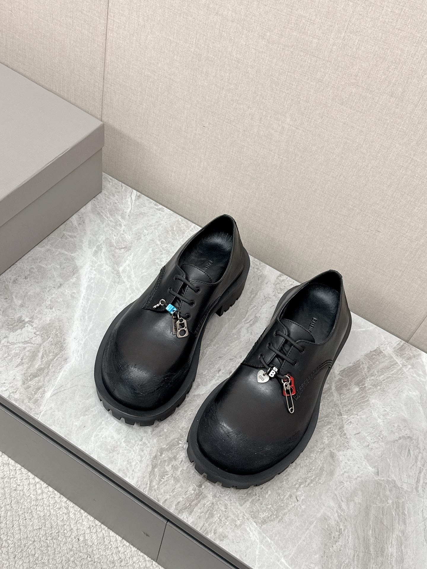 발렌시아가 신상 로퍼