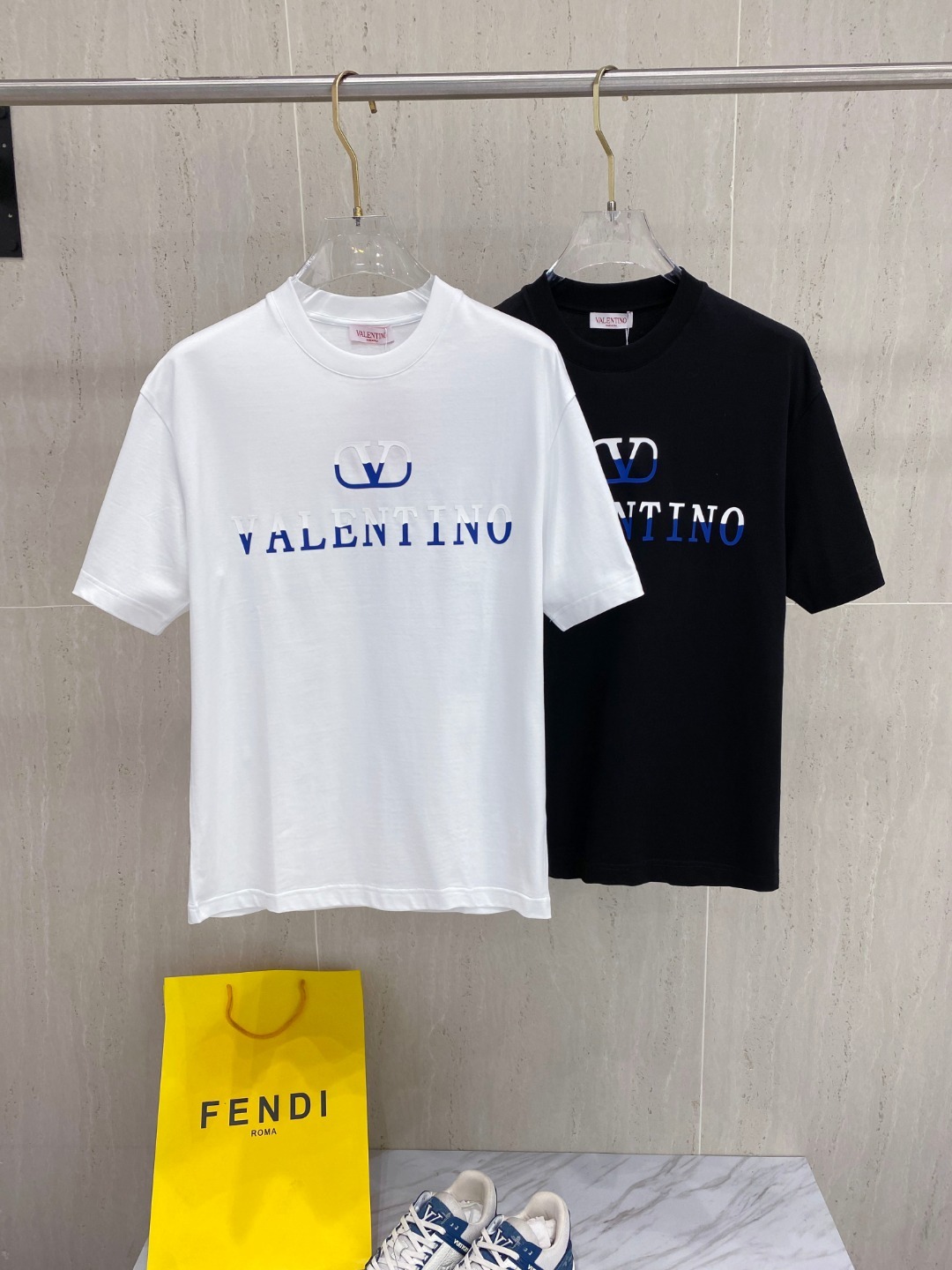 발렌티노 25 봄여름 신상 라운드 티셔츠