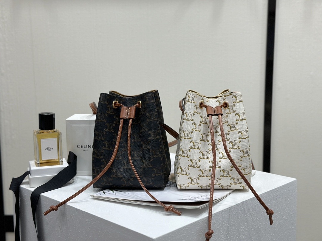 셀린느 초소형 로고 엠보싱 소가죽 클러치