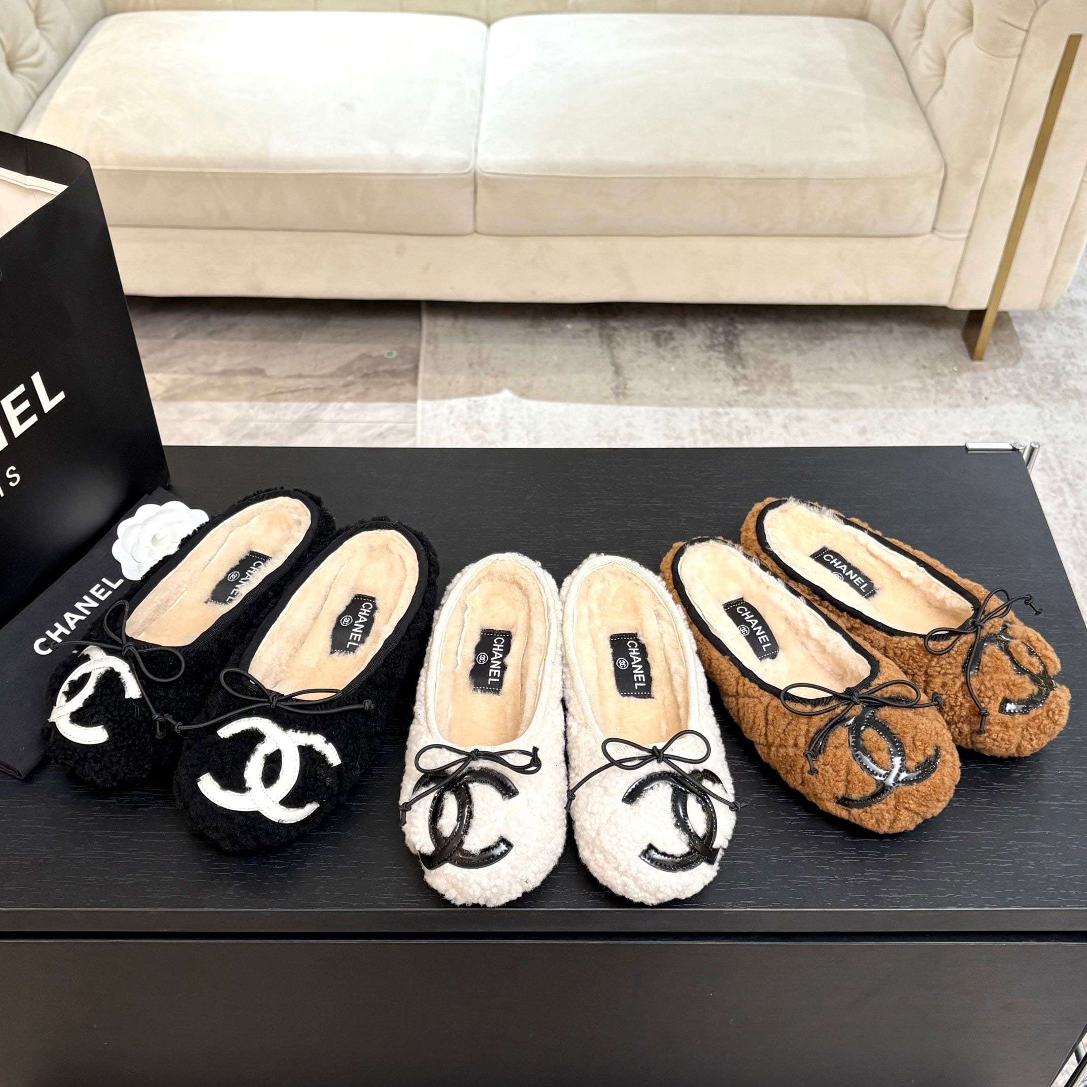 샤넬 25K 신상 양털 세미슬리퍼