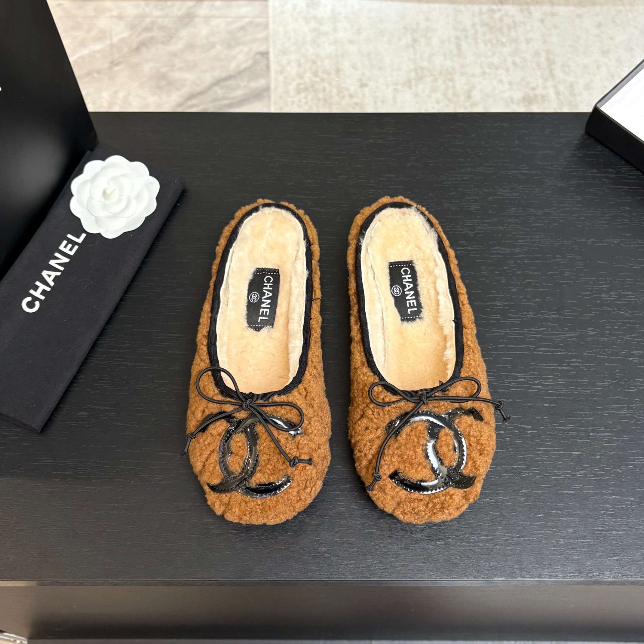 샤넬 25K 신상 양털 세미슬리퍼