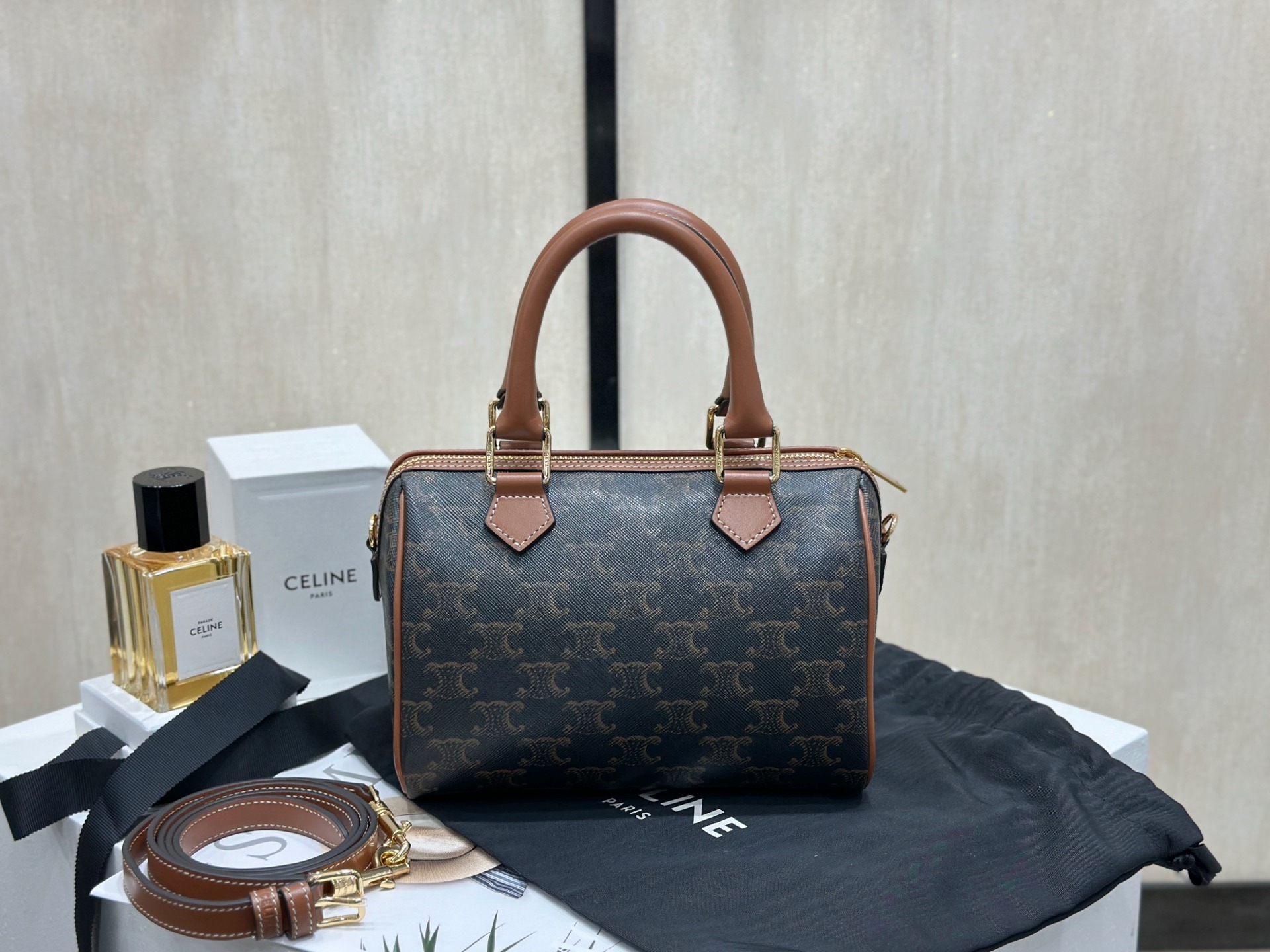 셀린느 뉴 스몰 보스턴 트리옹프 캔버스백