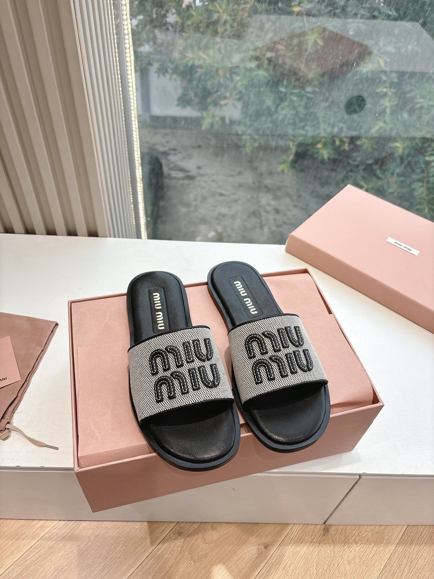 미우미우 2025 플랫 짜임 레터링 슬리퍼