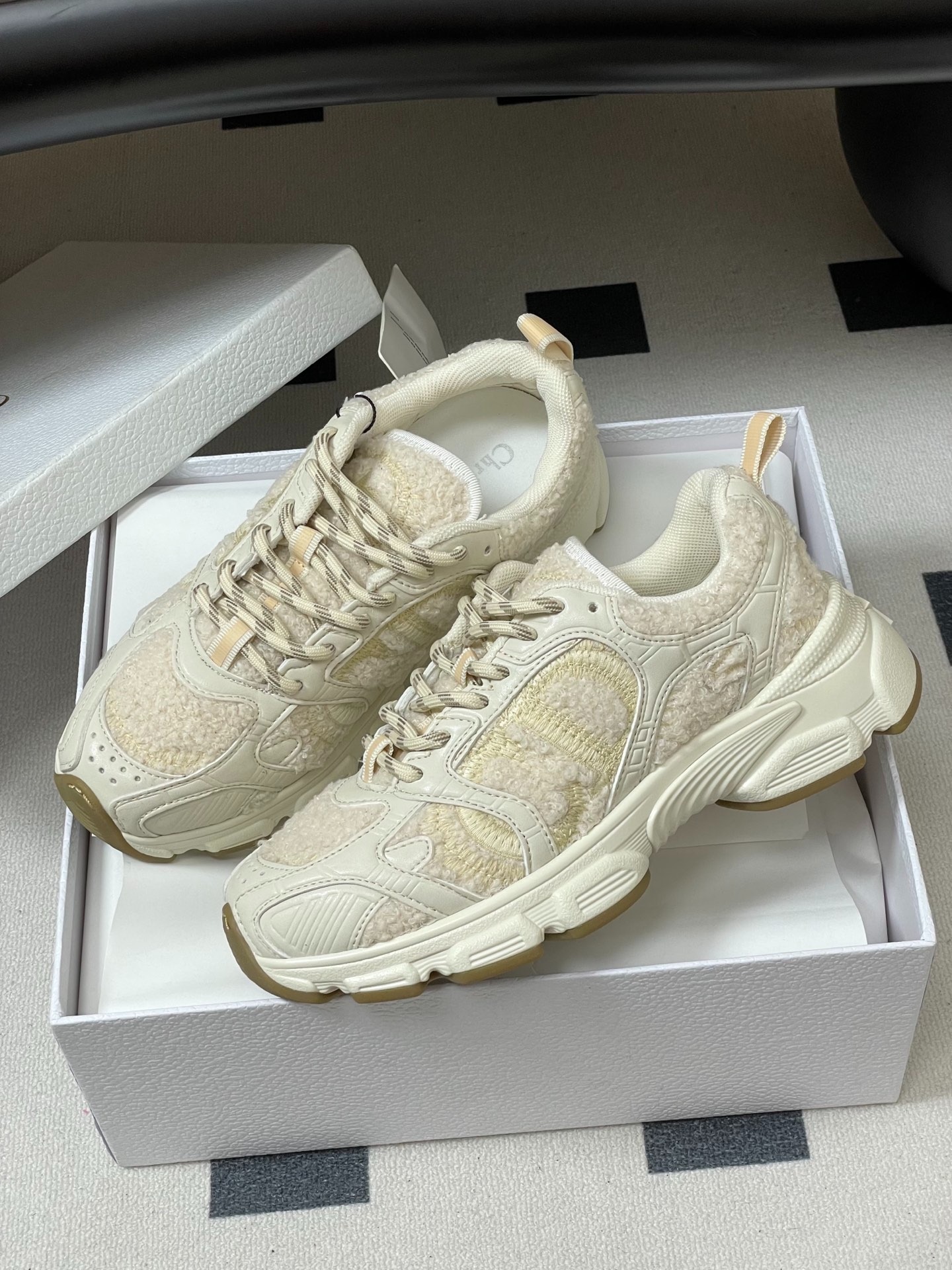 디올 25 레터링 스트랩 통굽 런닝화