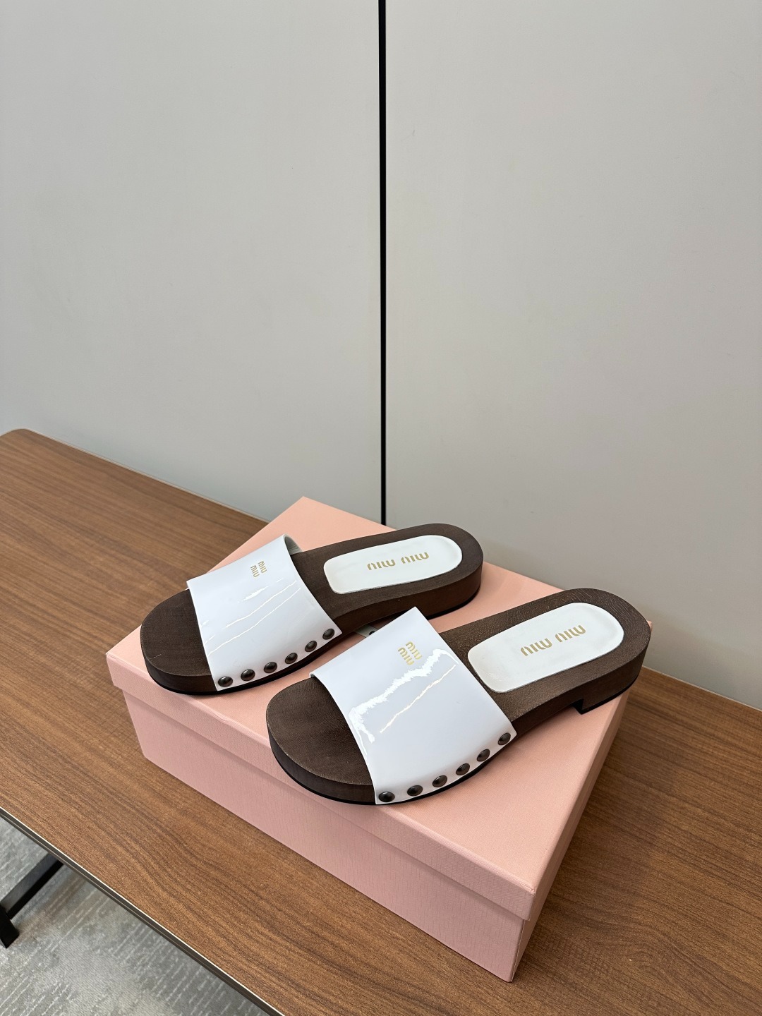 미우미우 2025 봄여름 신상 빈티지 슬리퍼