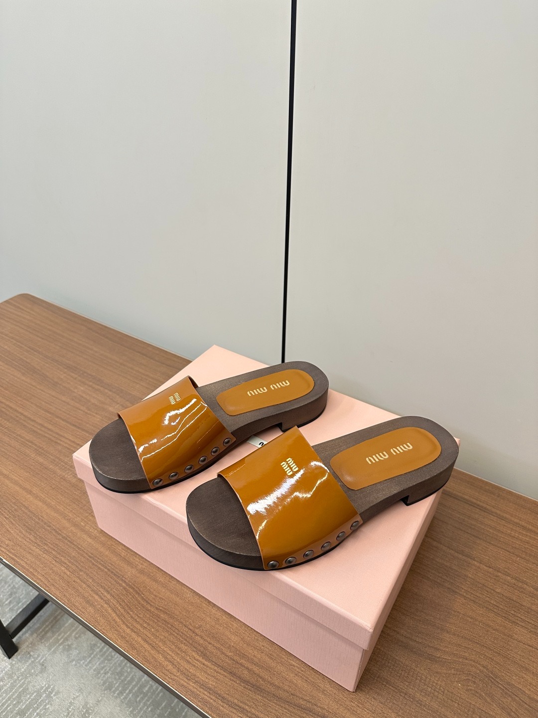 미우미우 2025 봄여름 신상 빈티지 슬리퍼