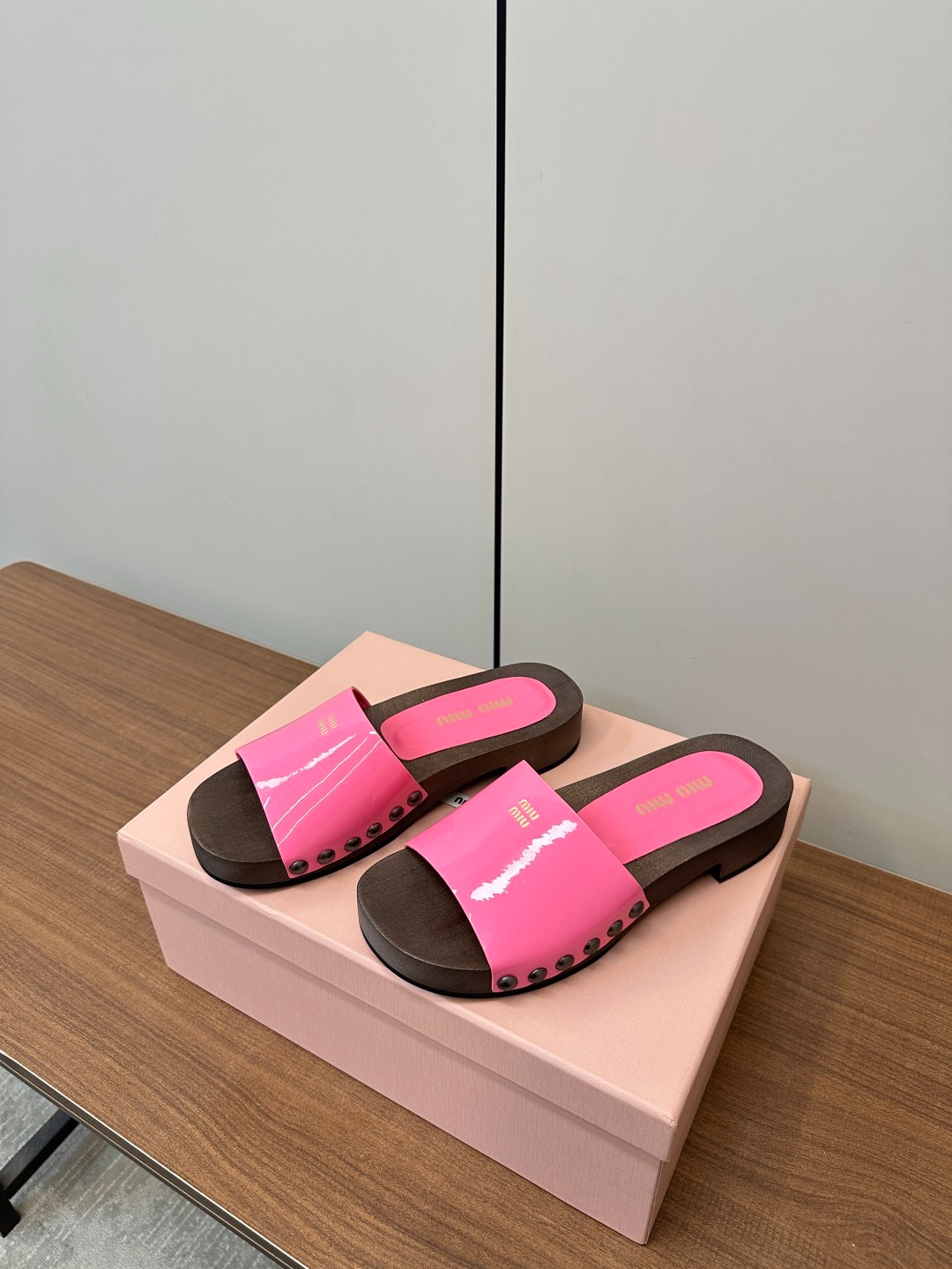 미우미우 2025 봄여름 신상 빈티지 슬리퍼