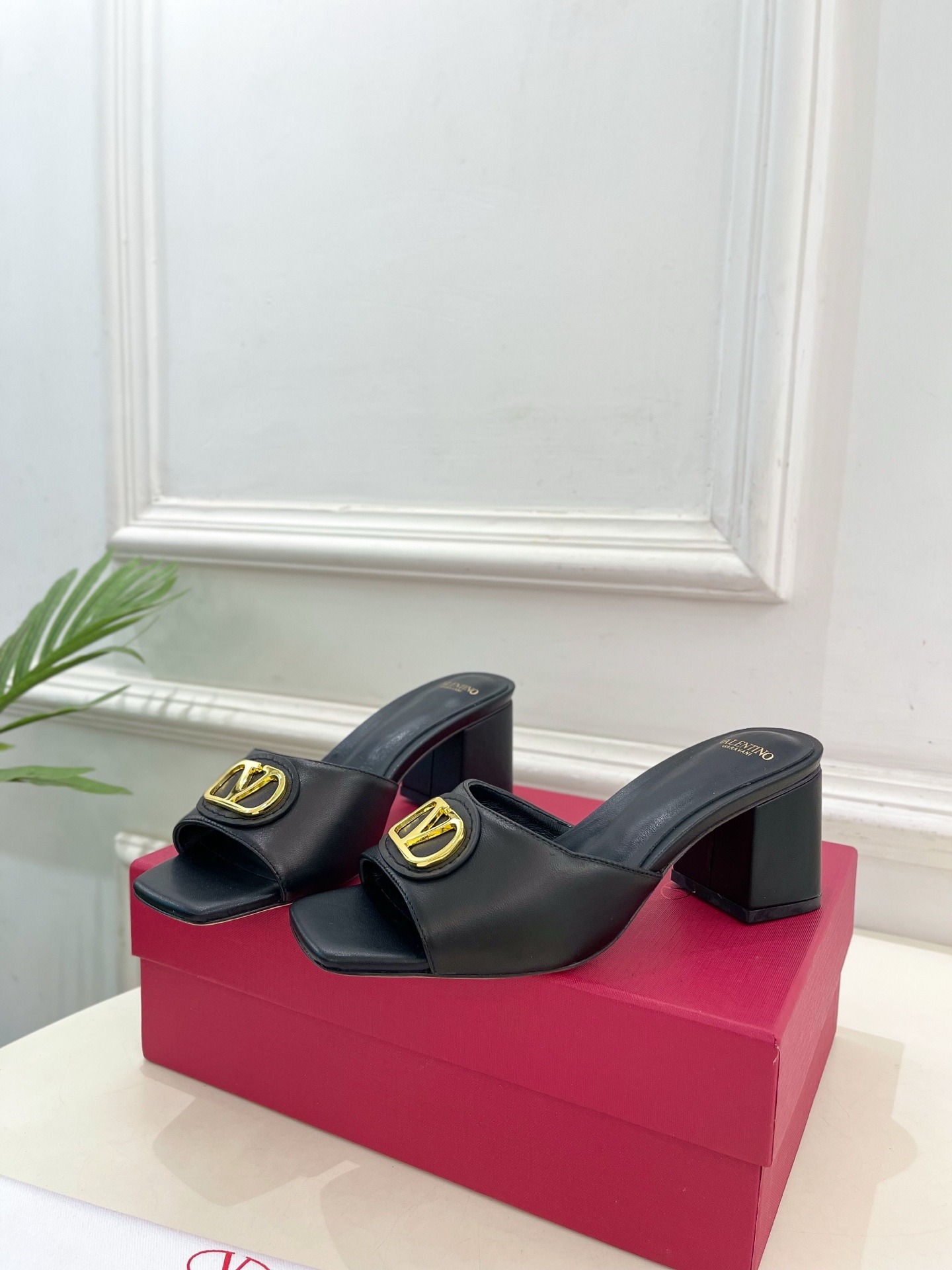 발렌티노 25ss 신상 시그니처 메탈 V버클 슬리퍼