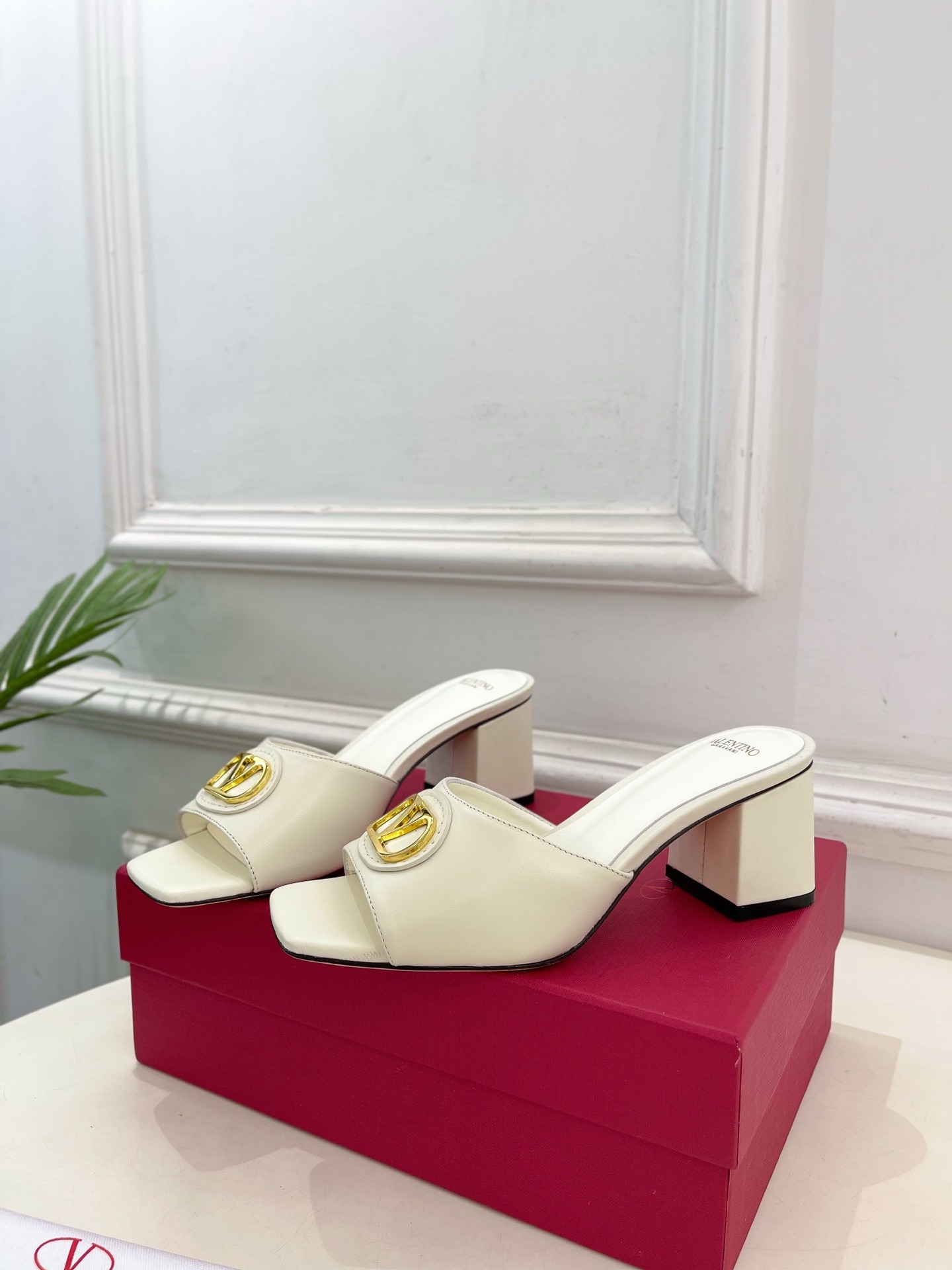 발렌티노 25ss 신상 시그니처 메탈 V버클 슬리퍼