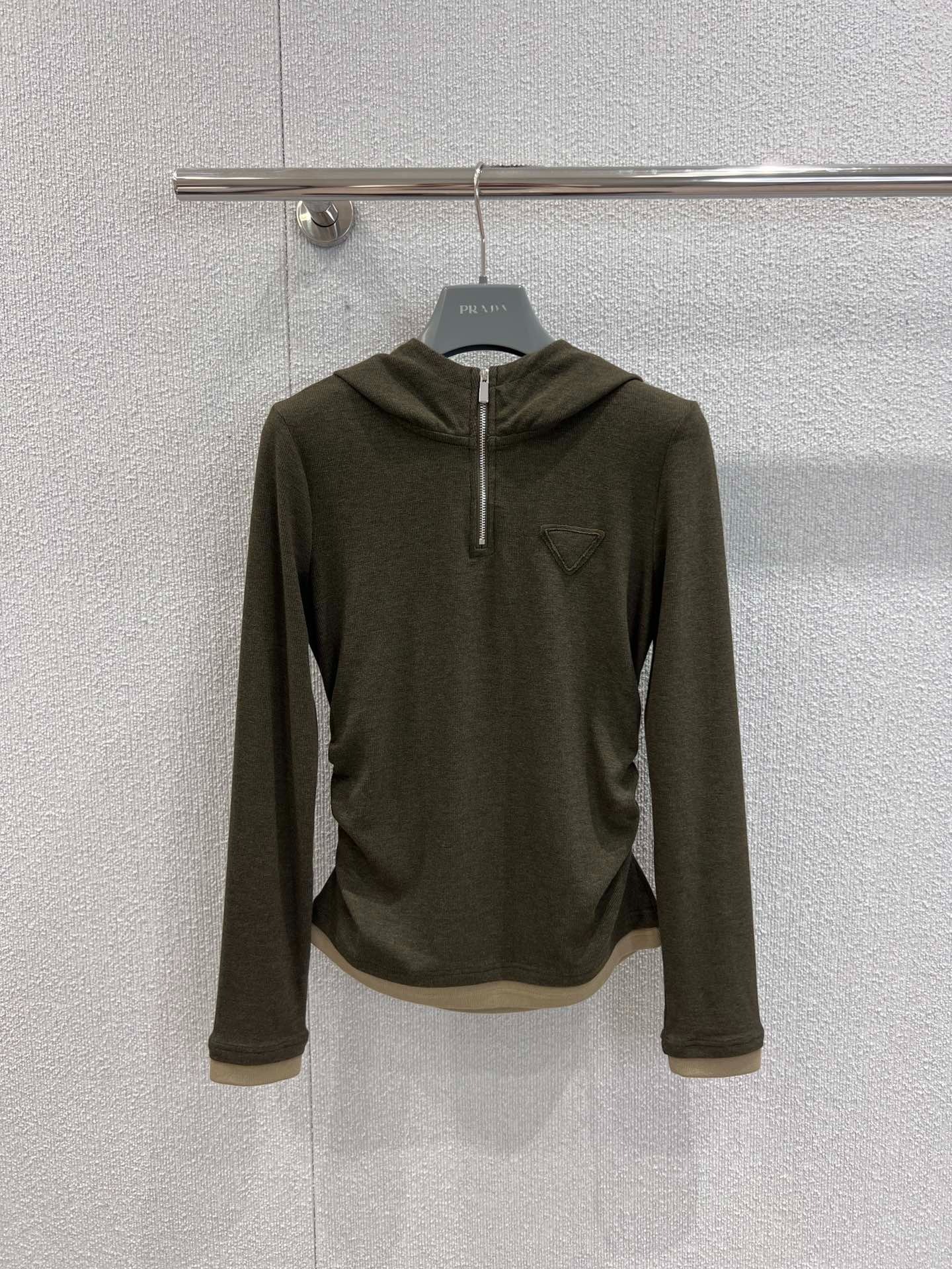 프라다 25Fw 신상 삼각 로고 후드 긴팔티